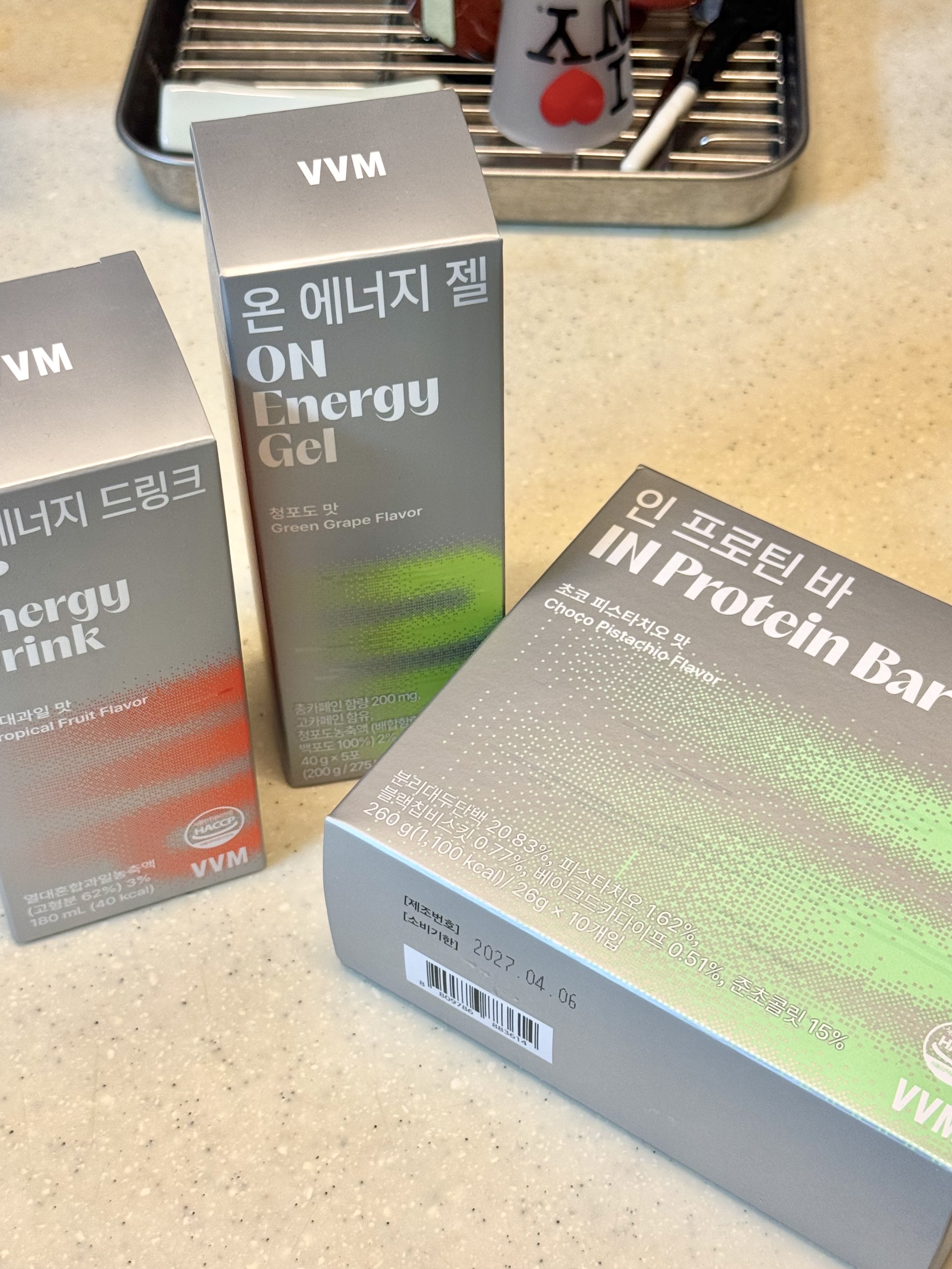 [KREAM 단독] VVM IN Protein Bar 26g * 10ea 1box, [KREAM 단독] VVM ON Energy Gel 40g * 5ea 1box 착용 스타일 - 1