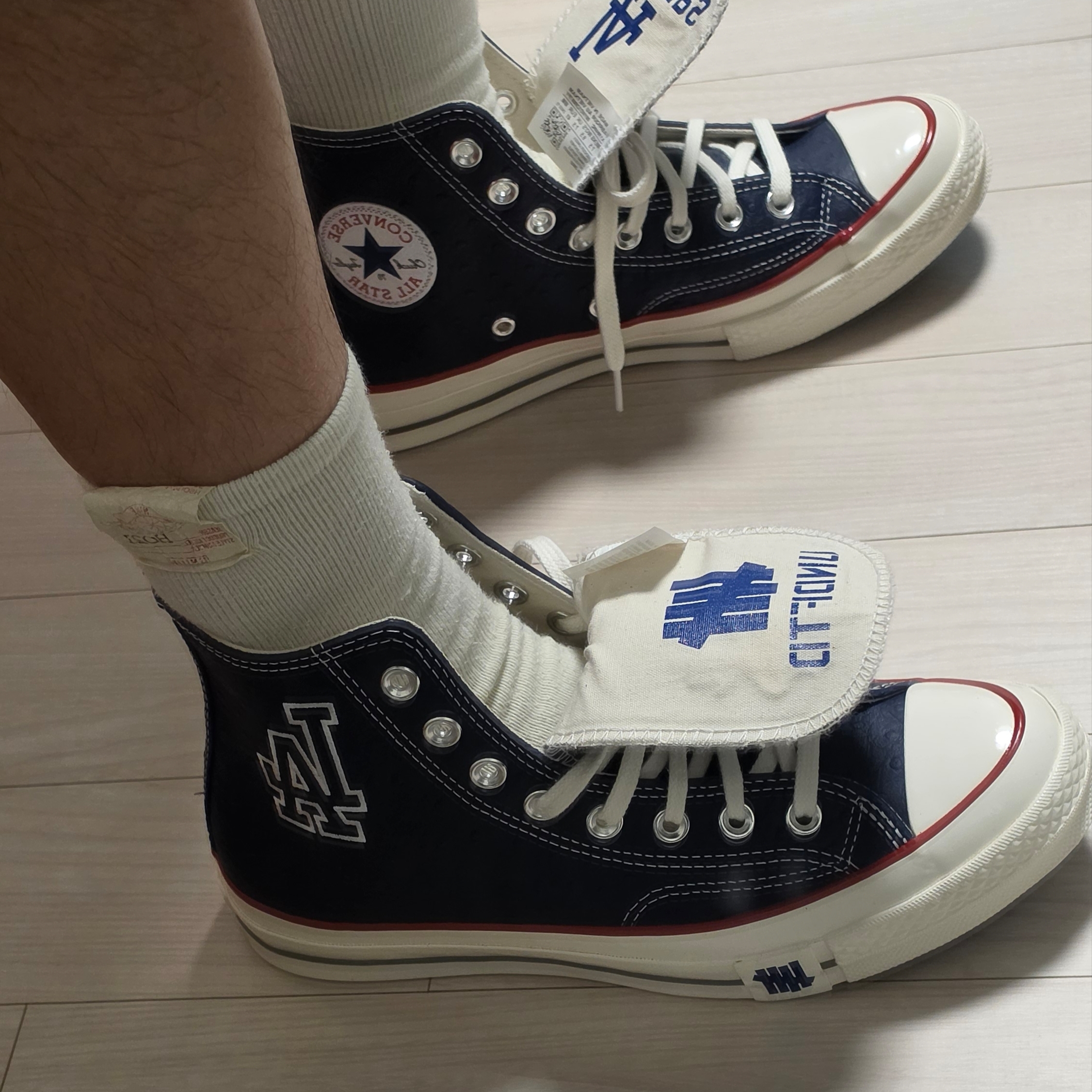 Converse x Undefeated x LA Dodgers Chuck Taylor All Star Hi Blue Cream 착용 스타일 - 3