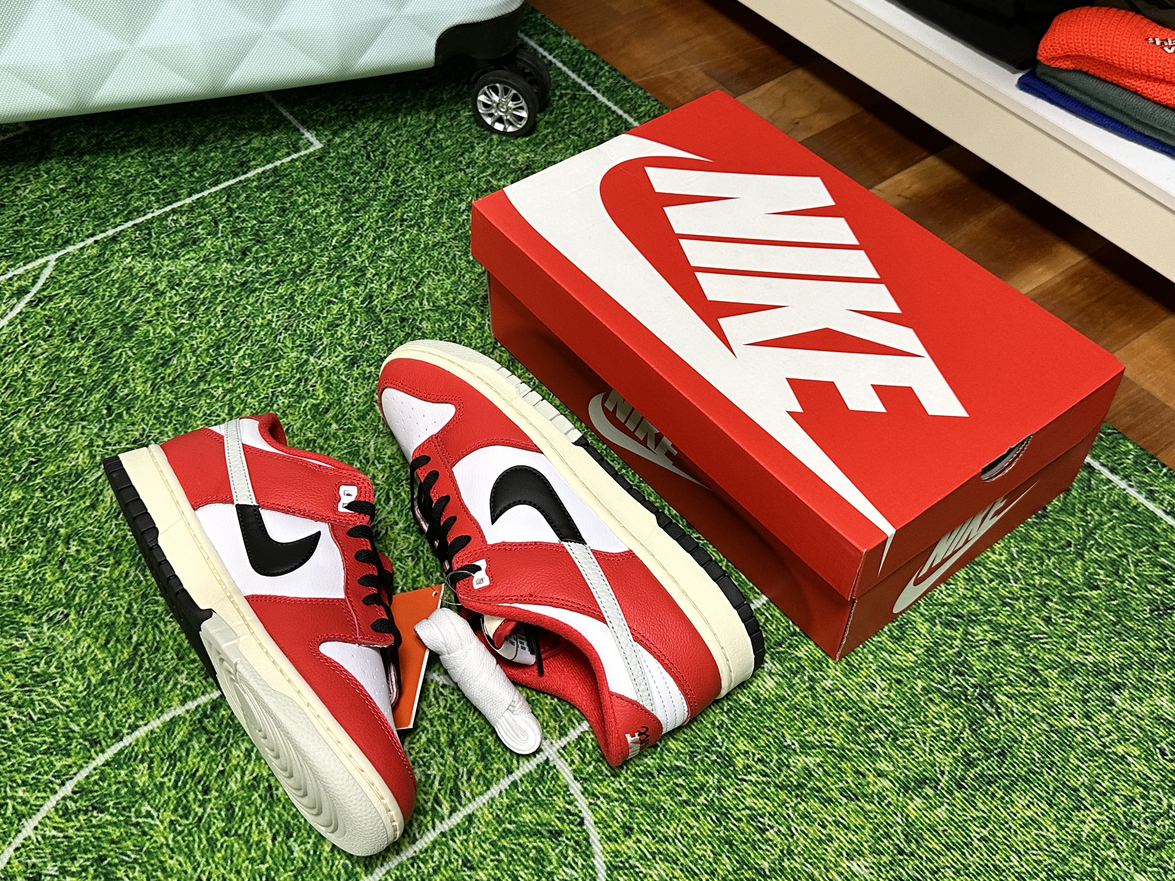 Nike Dunk Low Retro PRM University Red Black 착용 스타일