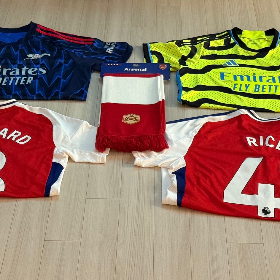 Adidas Arsenal 2025/26 3rd Jersey Cloud White Team Coll Burgundy 2 - US Sizing (Non Marking Ver.), Adidas Arsenal 2024/25 Home Jersey Better Scarlet White - KR Sizing (Non Marking Ver.) 착용 스타일 - 2