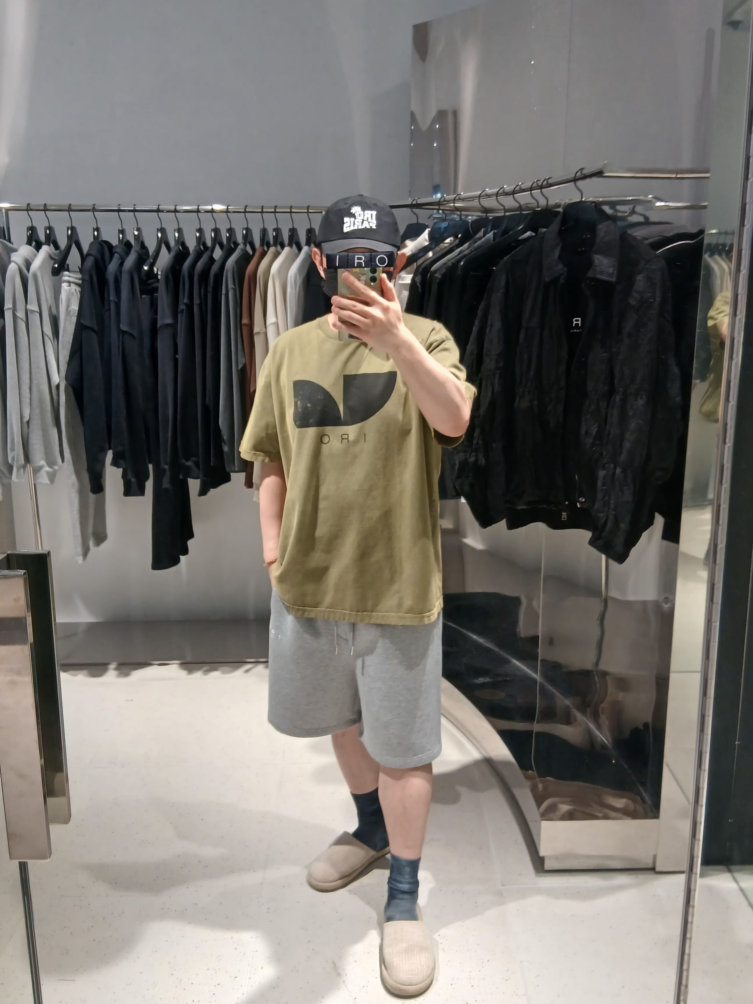 Iro Outi T-Shirt Beige, Iro Palmtree Nylon Ball Cap Navy 착용 스타일 - 1