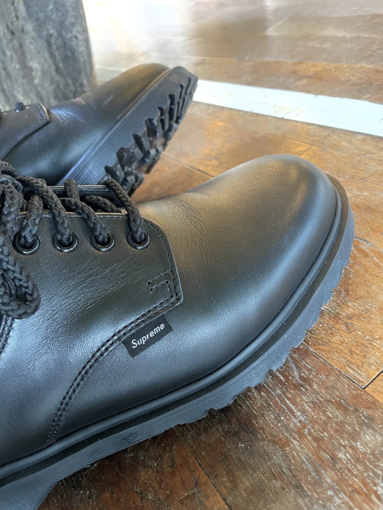 Dr. Martens x Supreme Postal Supreme 4-Eye Shoe Black - 26SS 착용 스타일 - 3