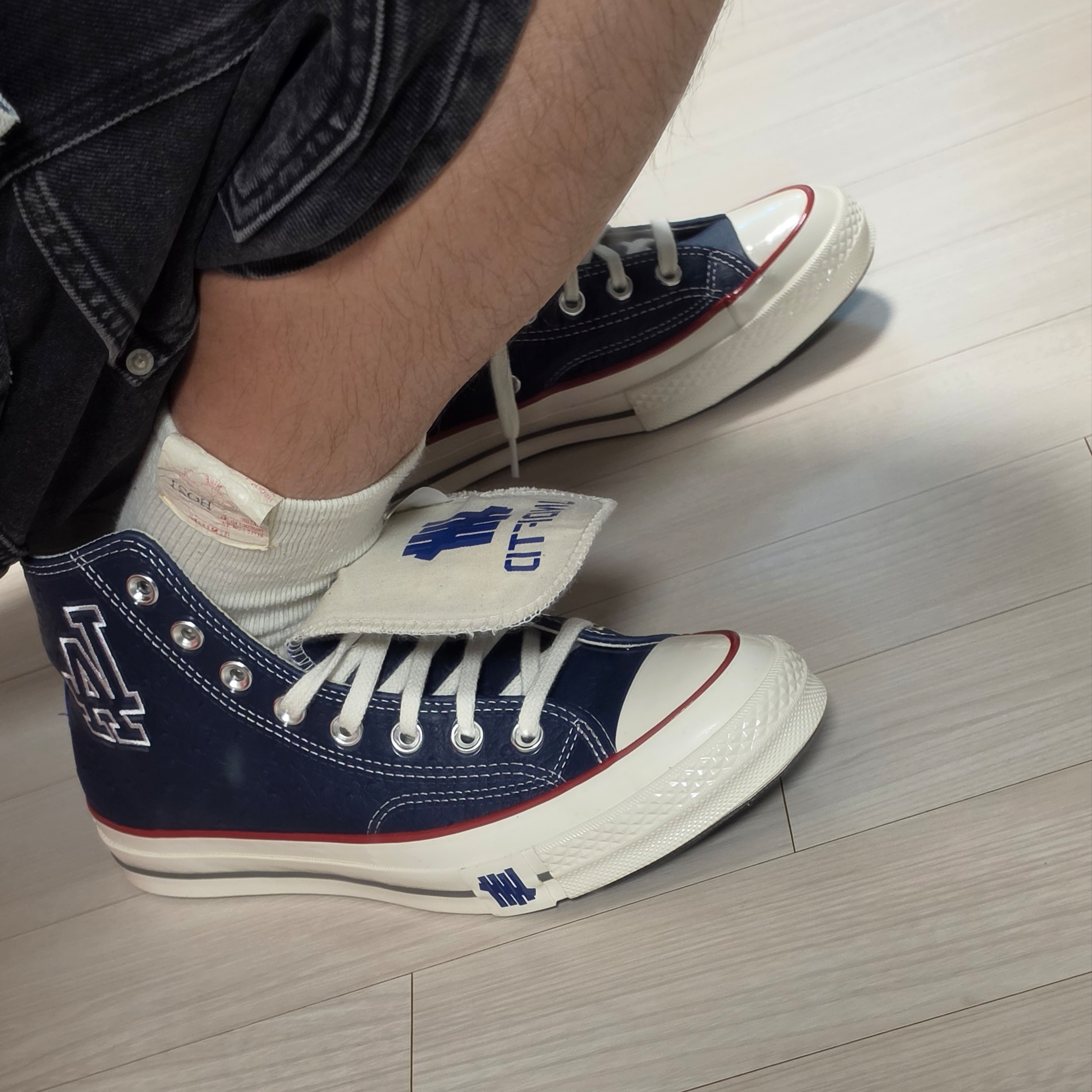 Converse x Undefeated x LA Dodgers Chuck Taylor All Star Hi Blue Cream 착용 스타일 - 2