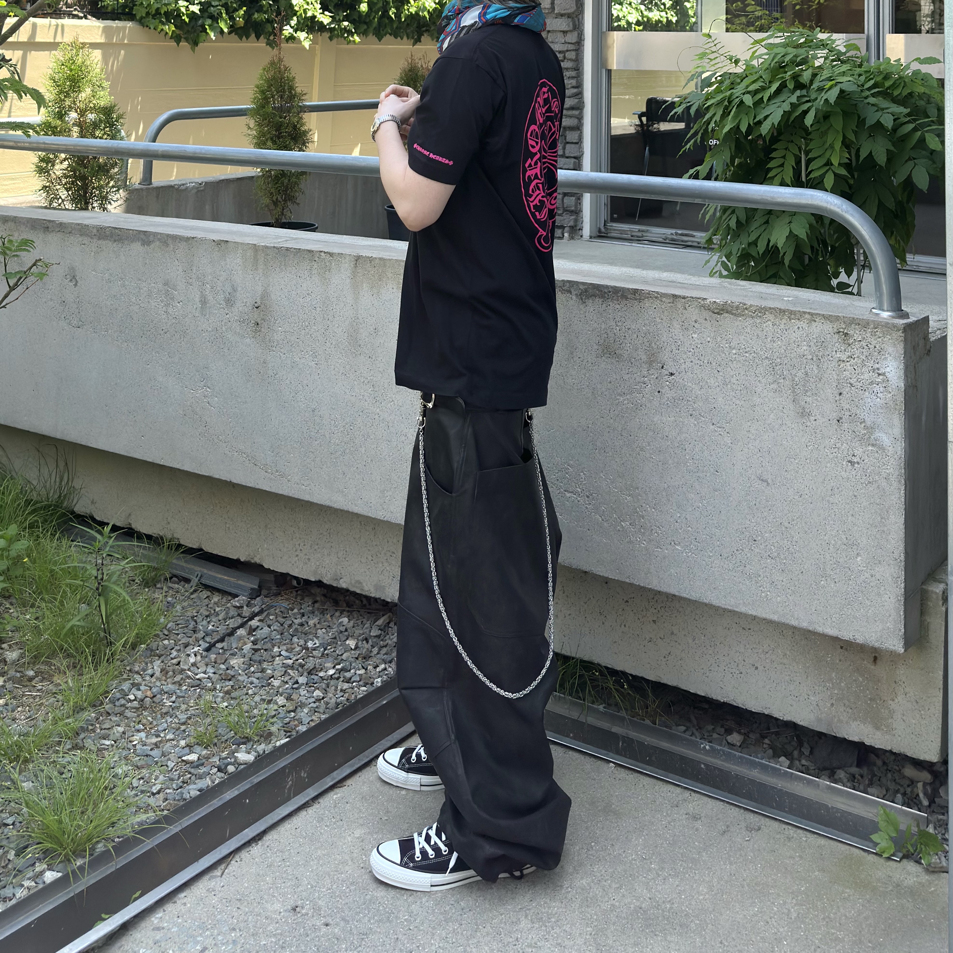 Chrome Hearts Horseshoe Logo T-Shirt Black Pink, MJD x Koin Seoul 3D Knee Eco Leather Pants Black 착용 스타일 - 3