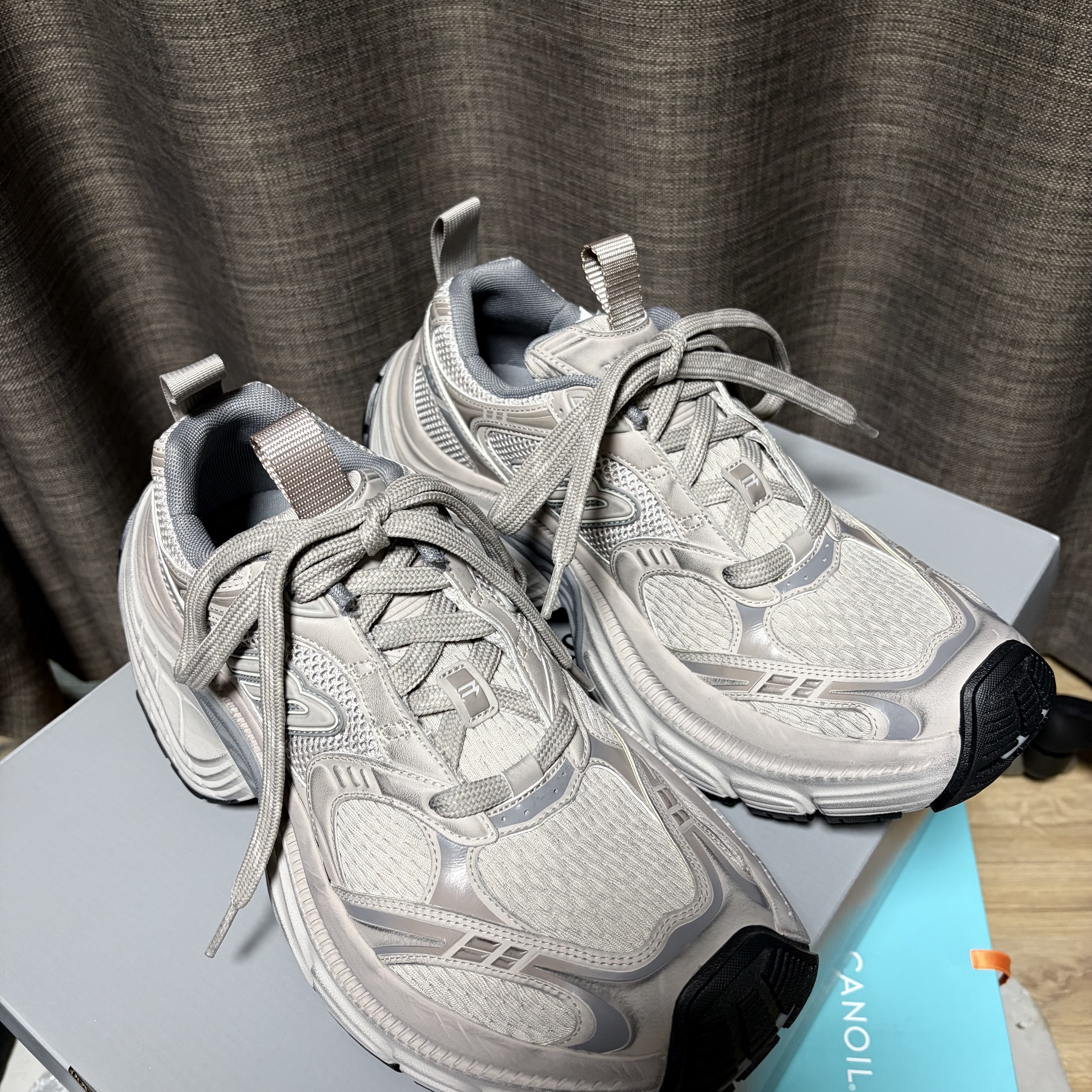 Balenciaga 6XL Sneakers Taupe Gray 착용 스타일 - 4