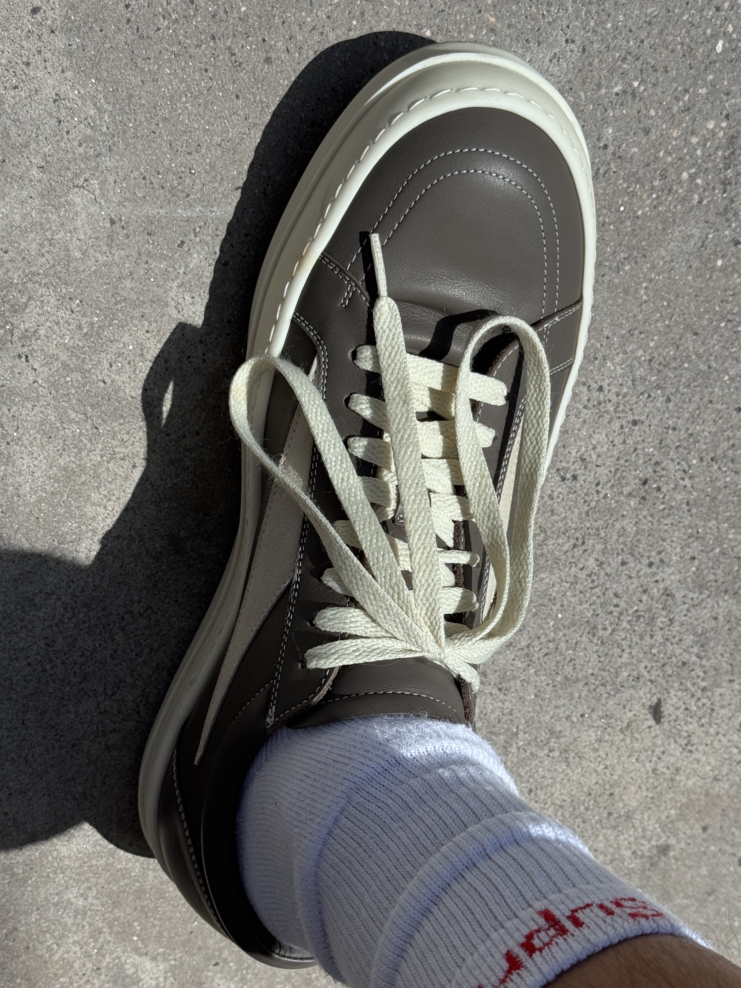 Rick Owens Vintage Sneakers in Full Grain Calf Leather and Velour Suede Dust Milk, Supreme Hanes Crew Socks White (4 Pack) 착용 스타일