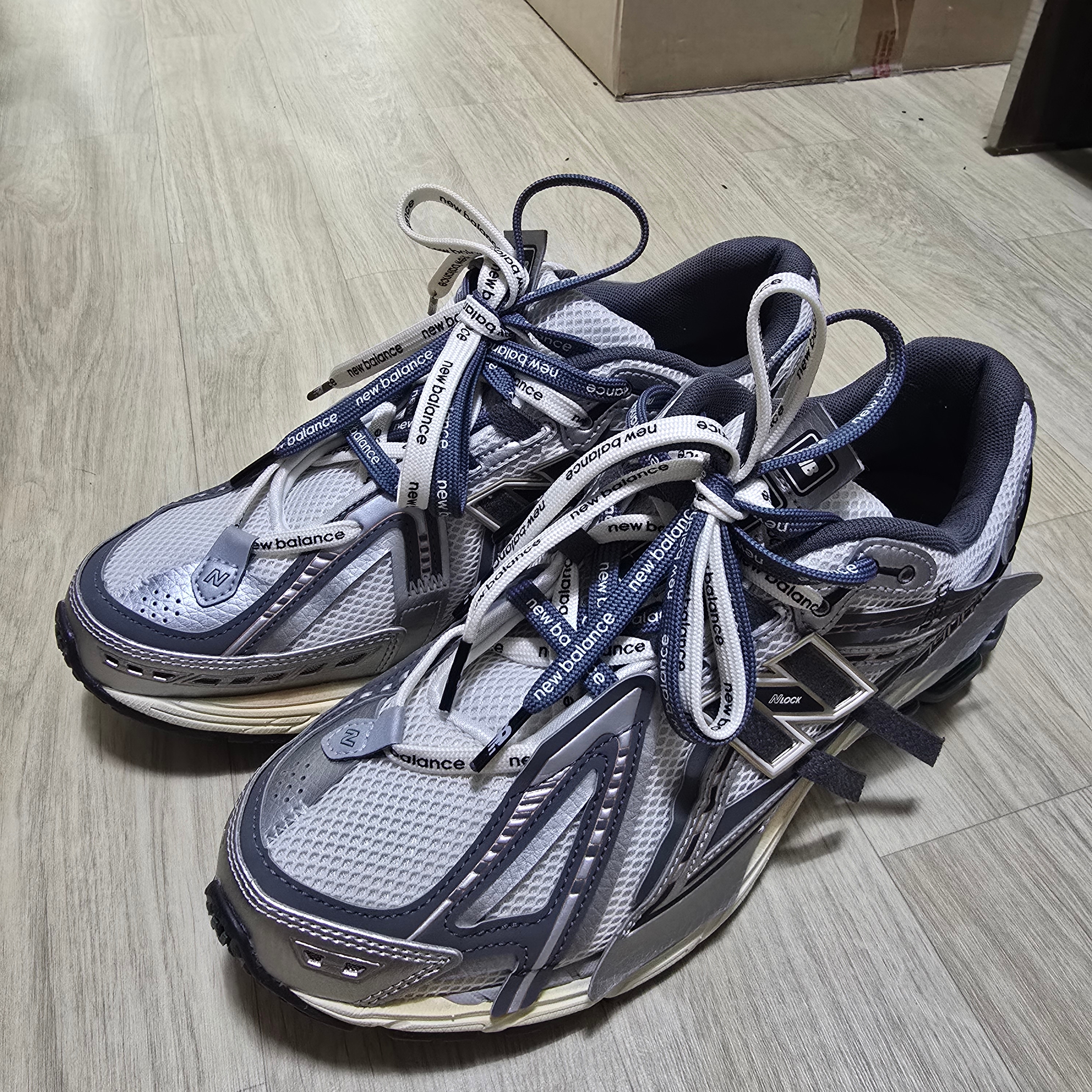 New Balance 1906A Silver Metallic Castlerock 착용 스타일 - 1