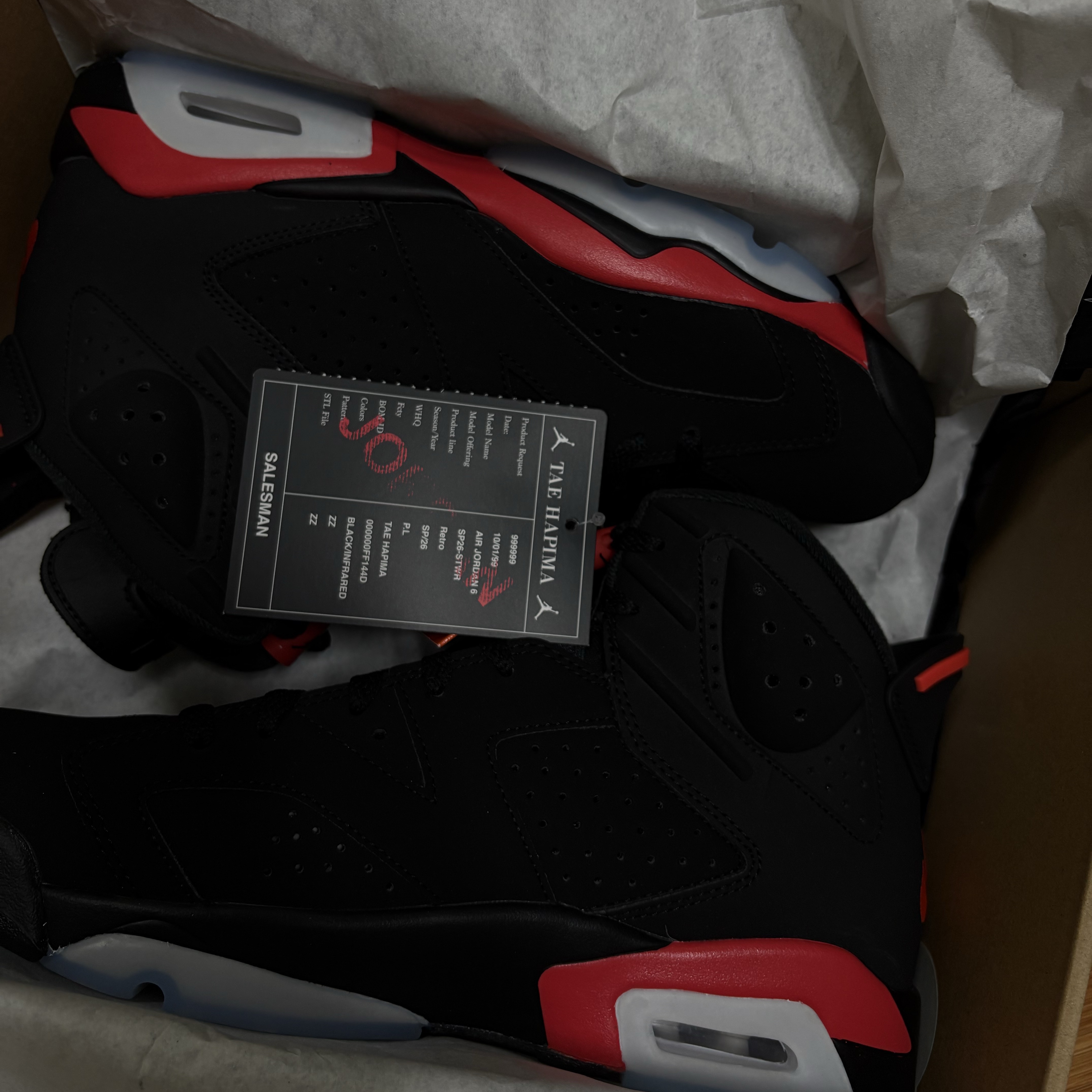 Jordan 6 Retro Infrared Salesman Black and Light Crimson 착용 스타일