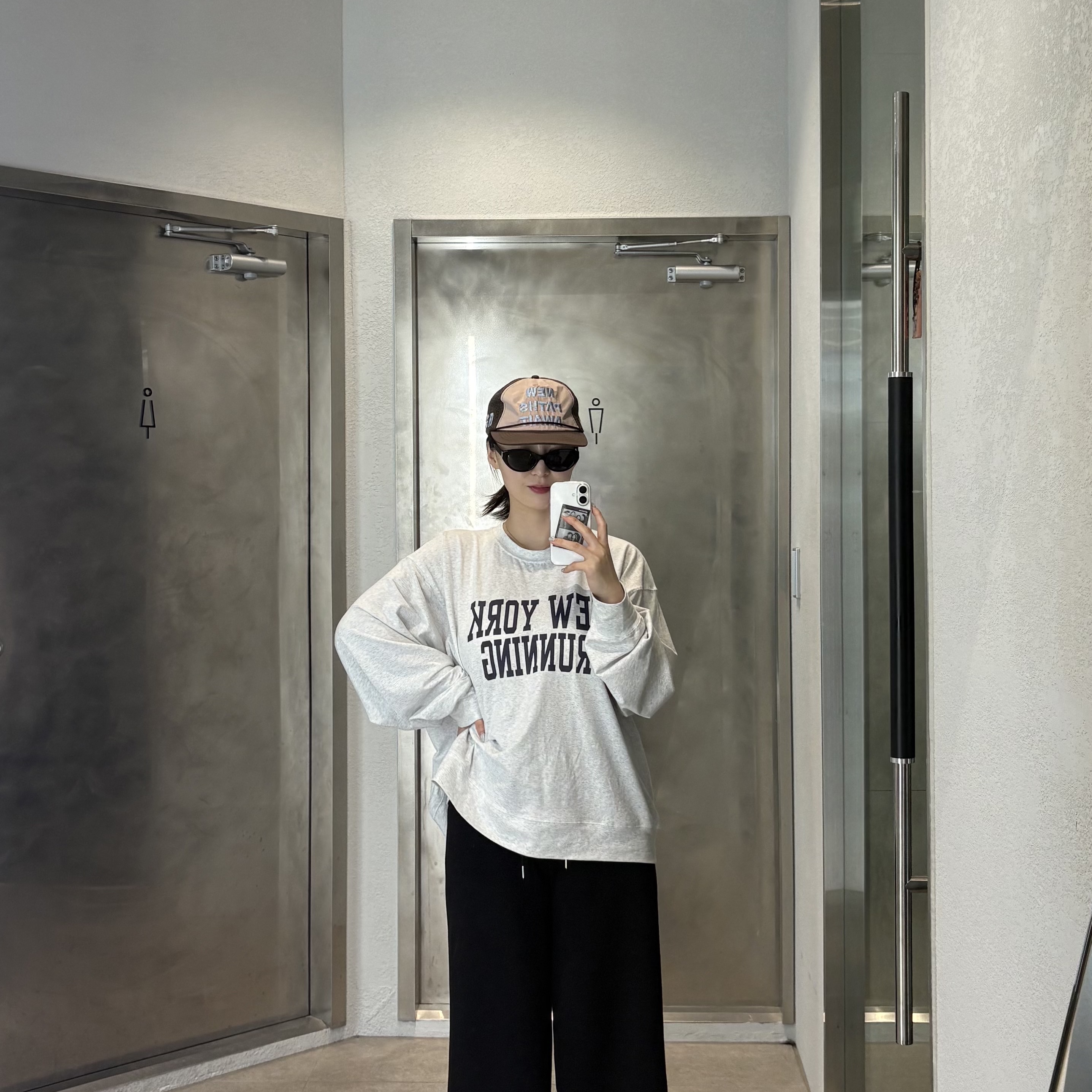 Alex Zono x Woodz New Paths Await Trucker Hat Beige, Saint Laurent SL M148 Sunglasses Black Light Gold Black 착용 스타일 - 2