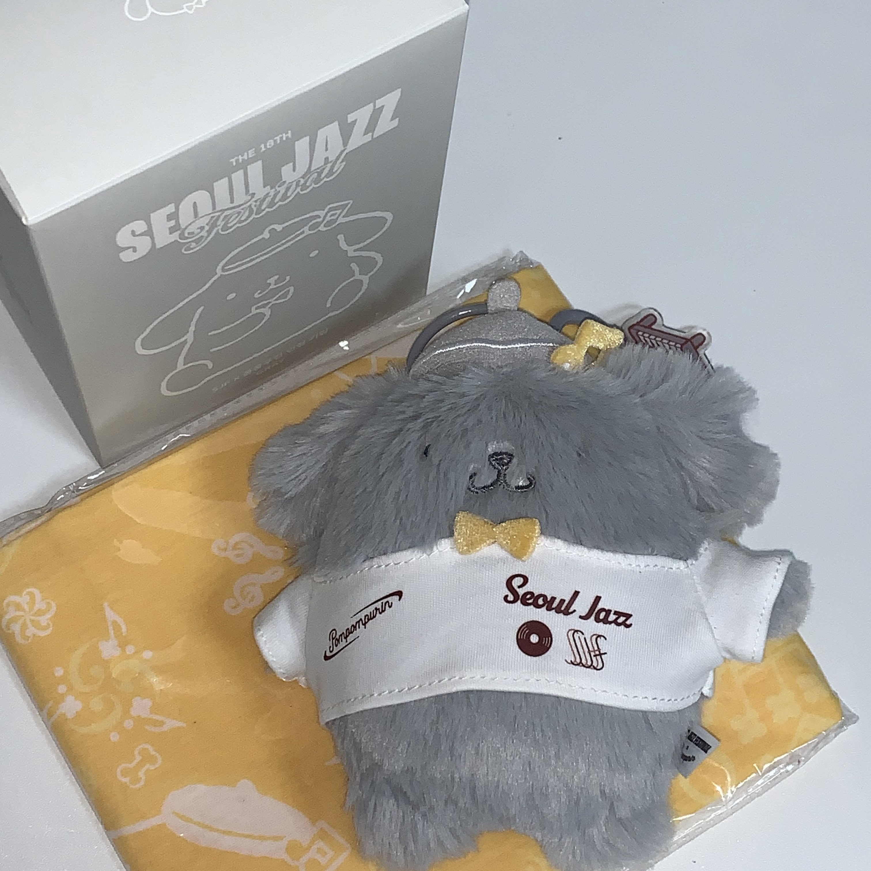 SJF X POMPOMPURIN BANDANA - YELLOW, SJF X POMPOMPURIN PLUSH KEYCHAIN - GRAY 착용 스타일