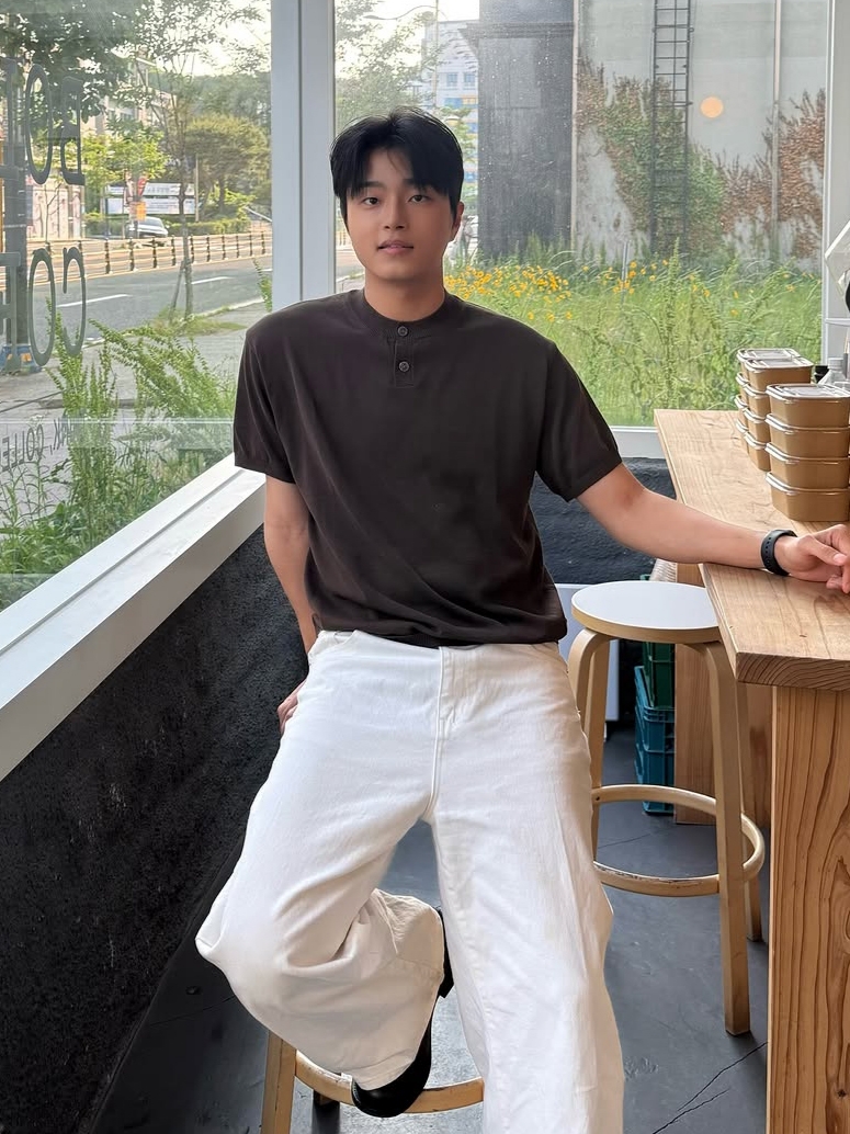 Knitted Shelron Cooling Single Crop Henly-Neck Knit Brown 착용 스타일 - 1