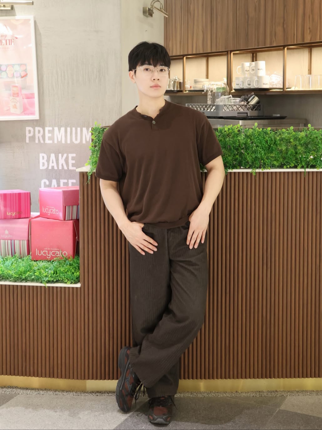 Knitted Shelron Cooling Single Crop Henly-Neck Knit Brown 착용 스타일