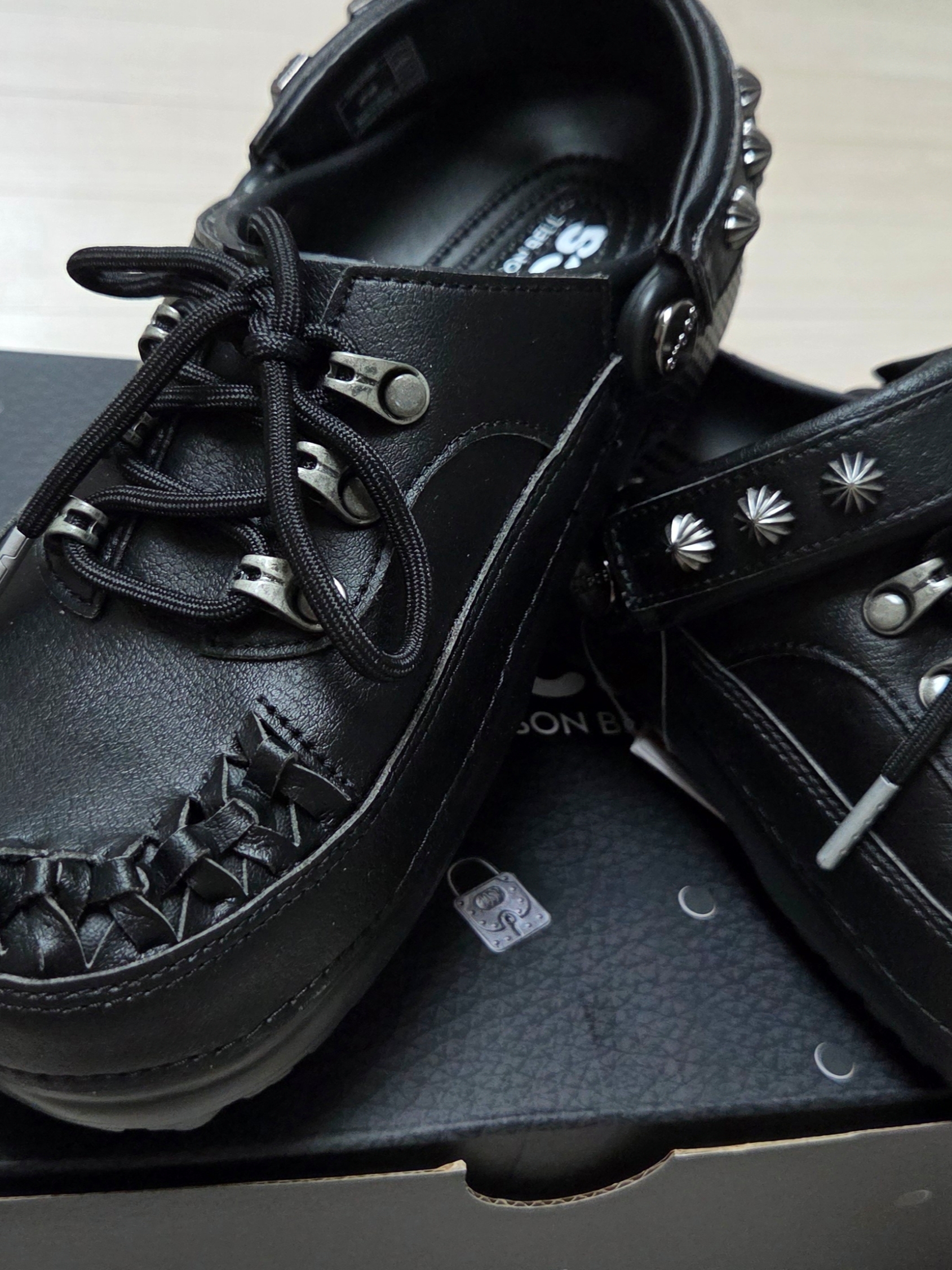 Crocs x Andersson Bell Classic Clog Black 착용 스타일 - 8
