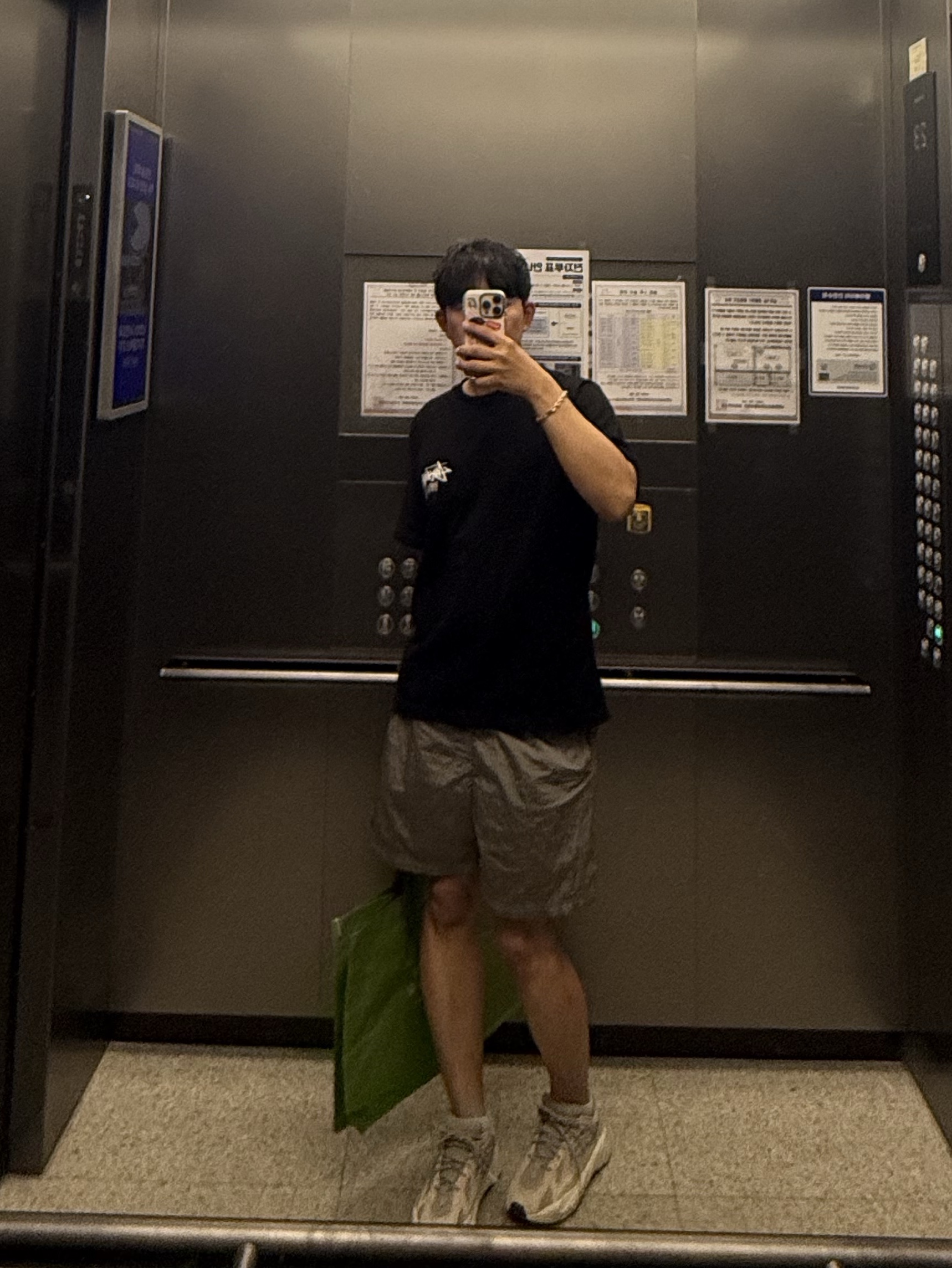 Stone Island B100009 Nylon Metal in Econyl Pocket Details Regular Fit Swim Trunks Pearl Grey - 25SS, Adidas Yeezy Boost 700 V2 Cream 착용 스타일
