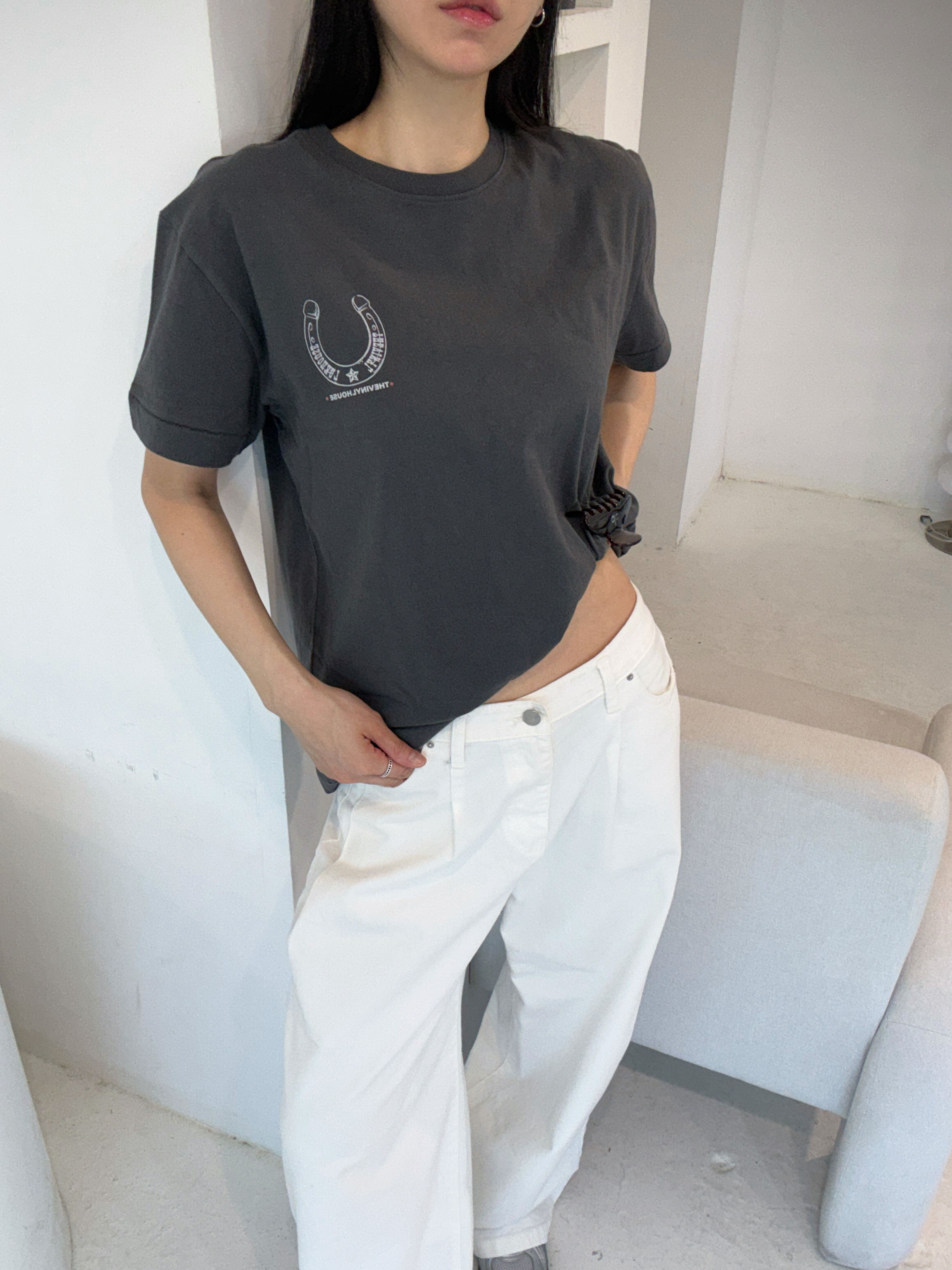 [KREAM 단독] Thevinylhouse Lucky House Tee Charcoal 착용 스타일 - 5
