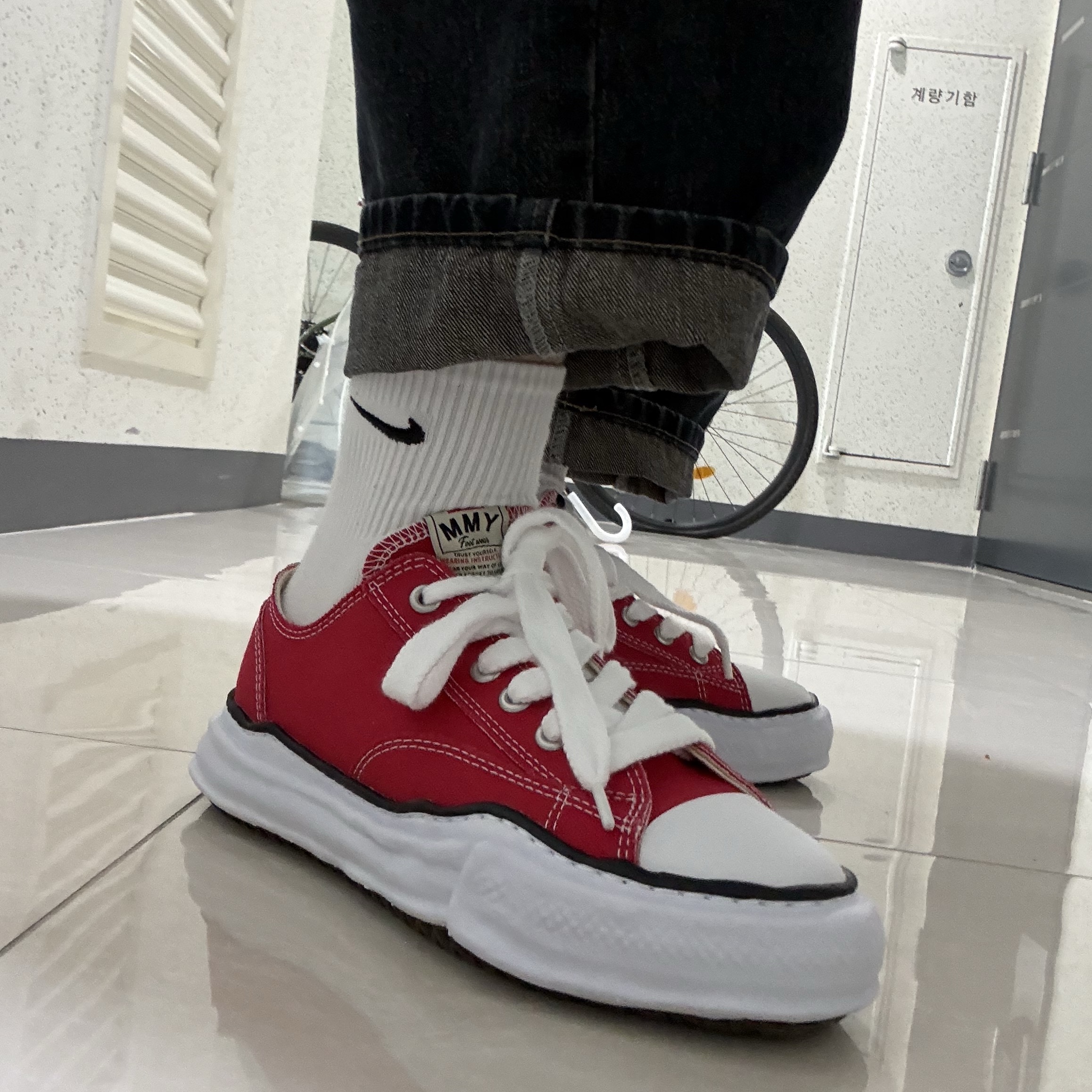 Maison Mihara Yasuhiro Peterson OG Sole Canvas Low Sneakers Red 착용 스타일
