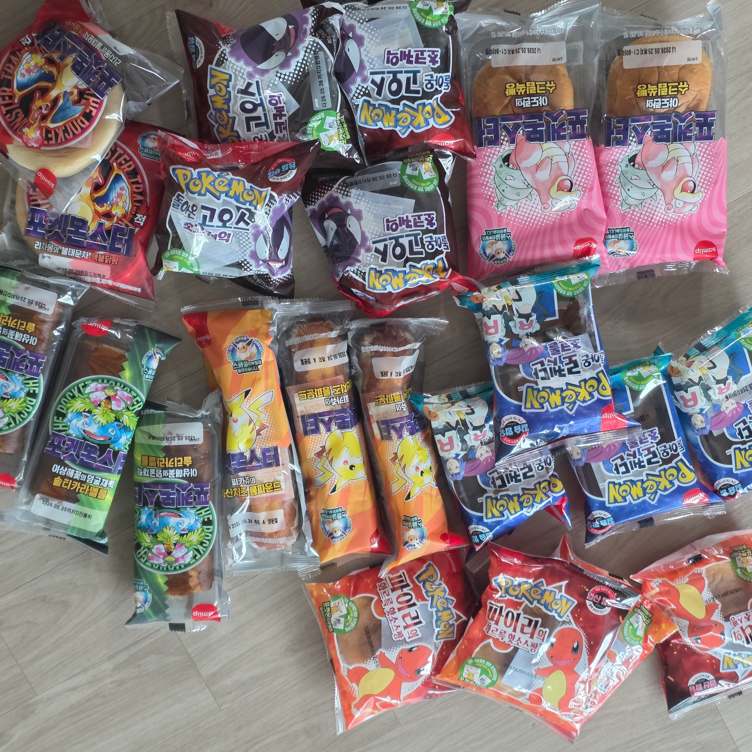 [KREAM 단독] Samlip Pokémon Bread All-in-One Set (Limited to 3, Includes Complete 100-Sticker Collector Book) 착용 스타일 - 2