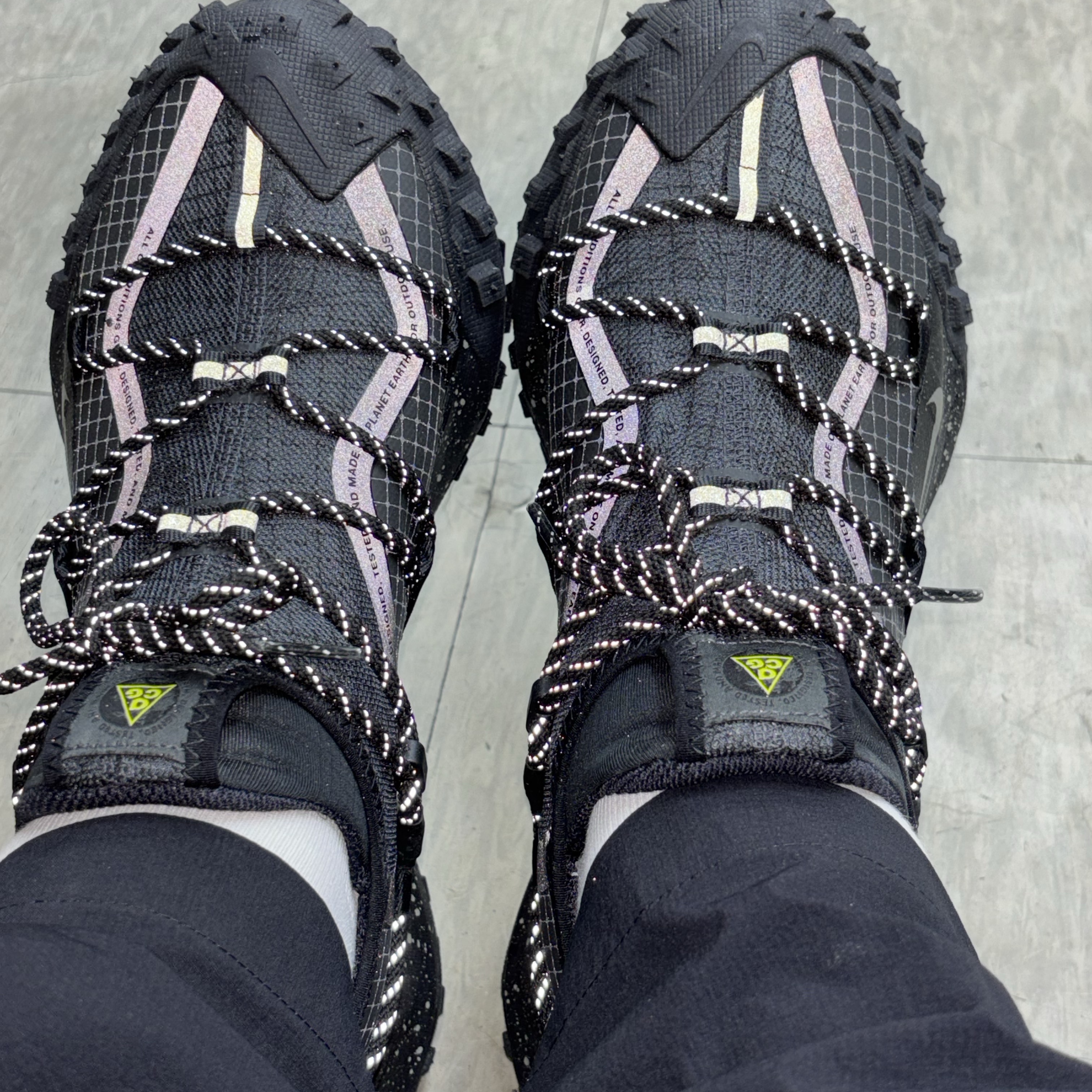 Nike ACG Mountain Fly Low Gore-Tex SE Dark Smoke Grey 착용 스타일 - 3