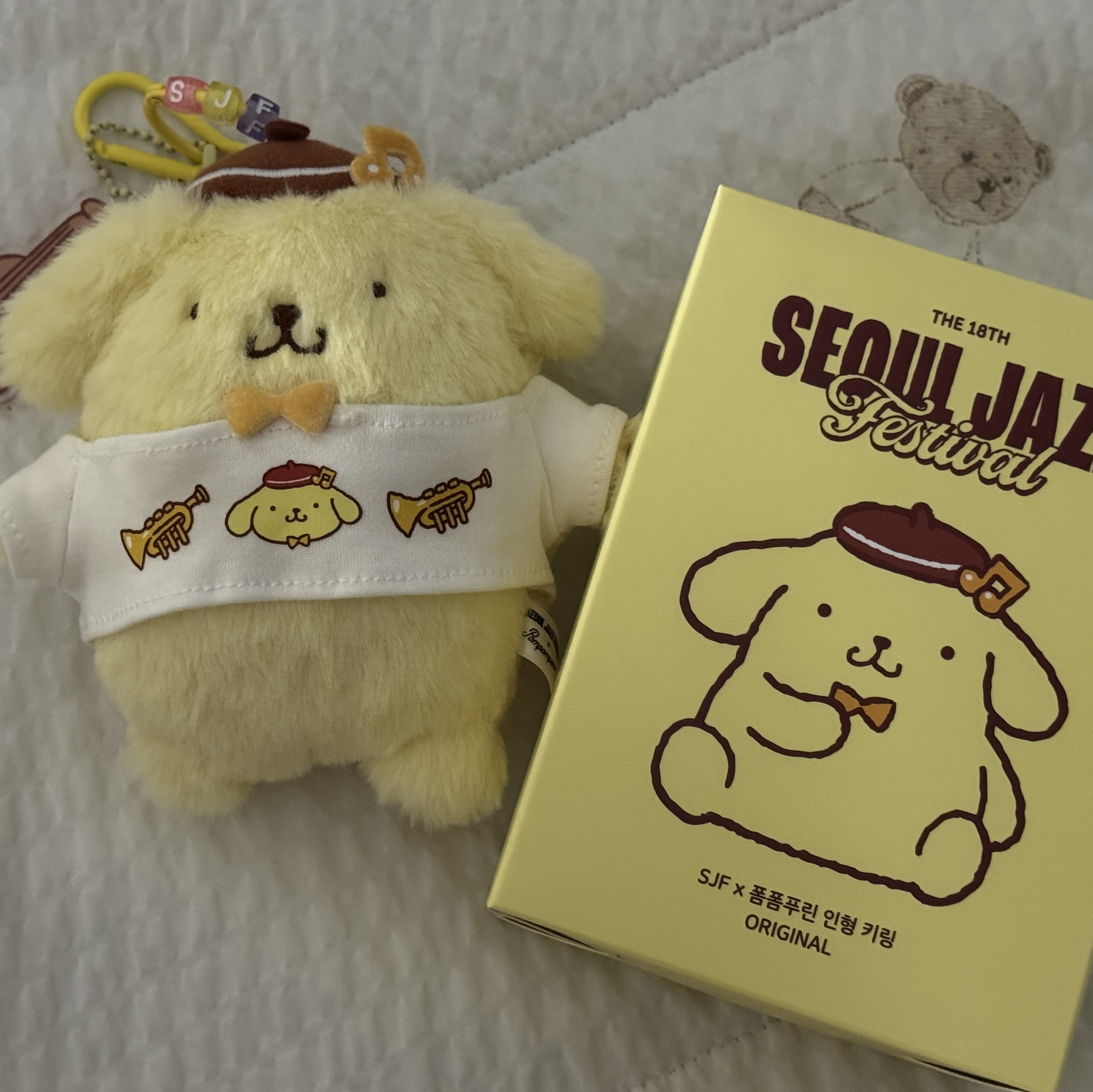 SJF X POMPOMPURIN PLUSH KEYCHAIN - YELLOW 착용 스타일