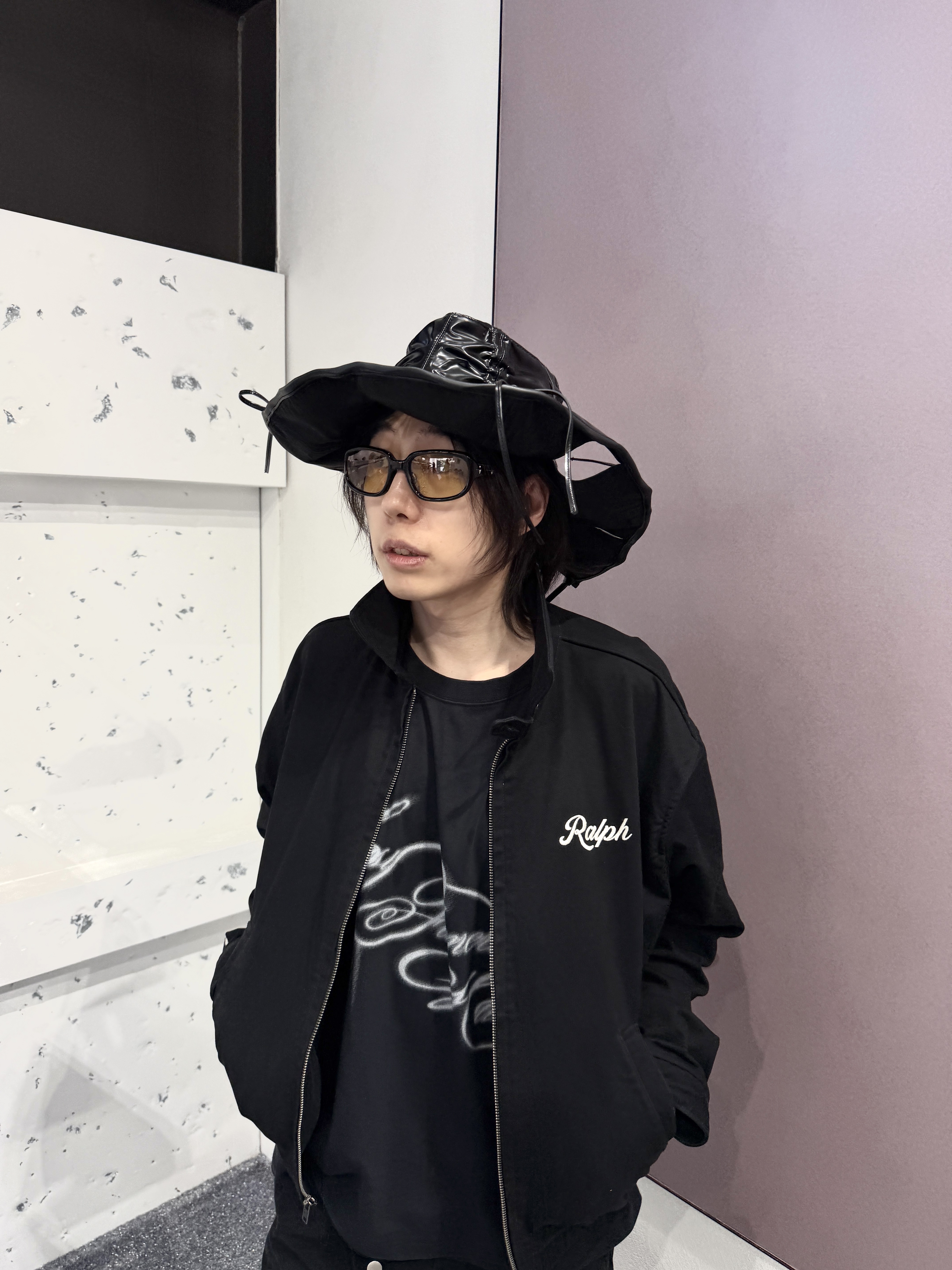 Gentle Monster Noizer 01(OL) Black, (W) Nike x DSM Air Superfly Summit White 착용 스타일 - 2