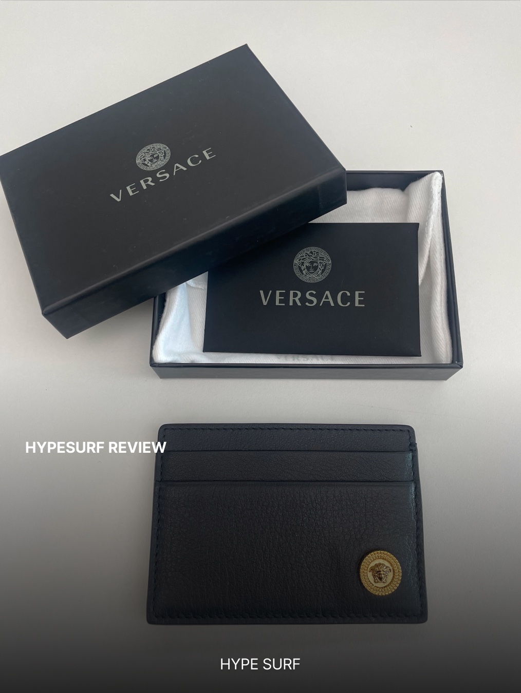 Versace Medusa Card Holder Black 착용 스타일 - 3