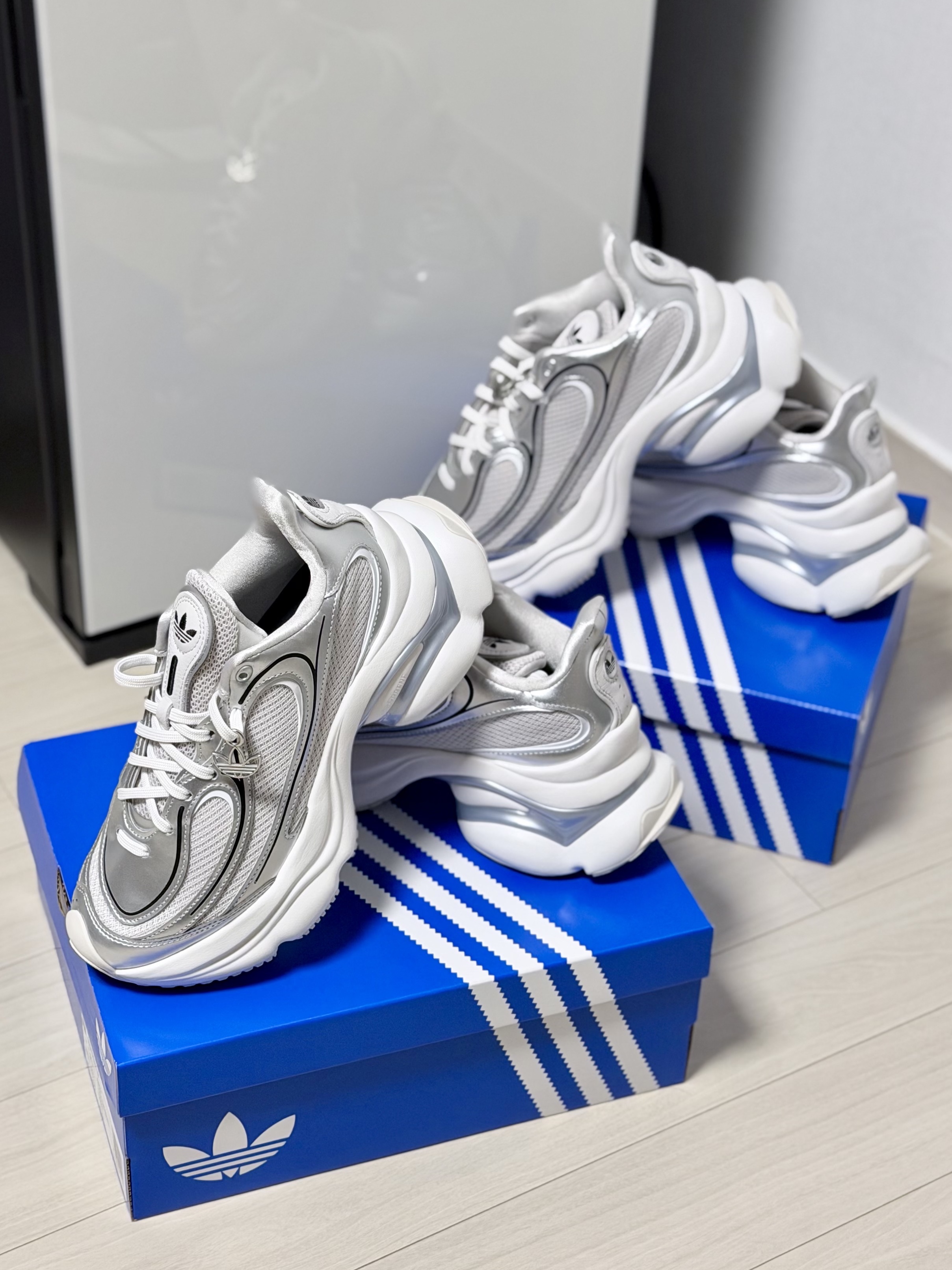 (W) Adidas Ozvenuz Silver Metallic Grey One 착용 스타일
