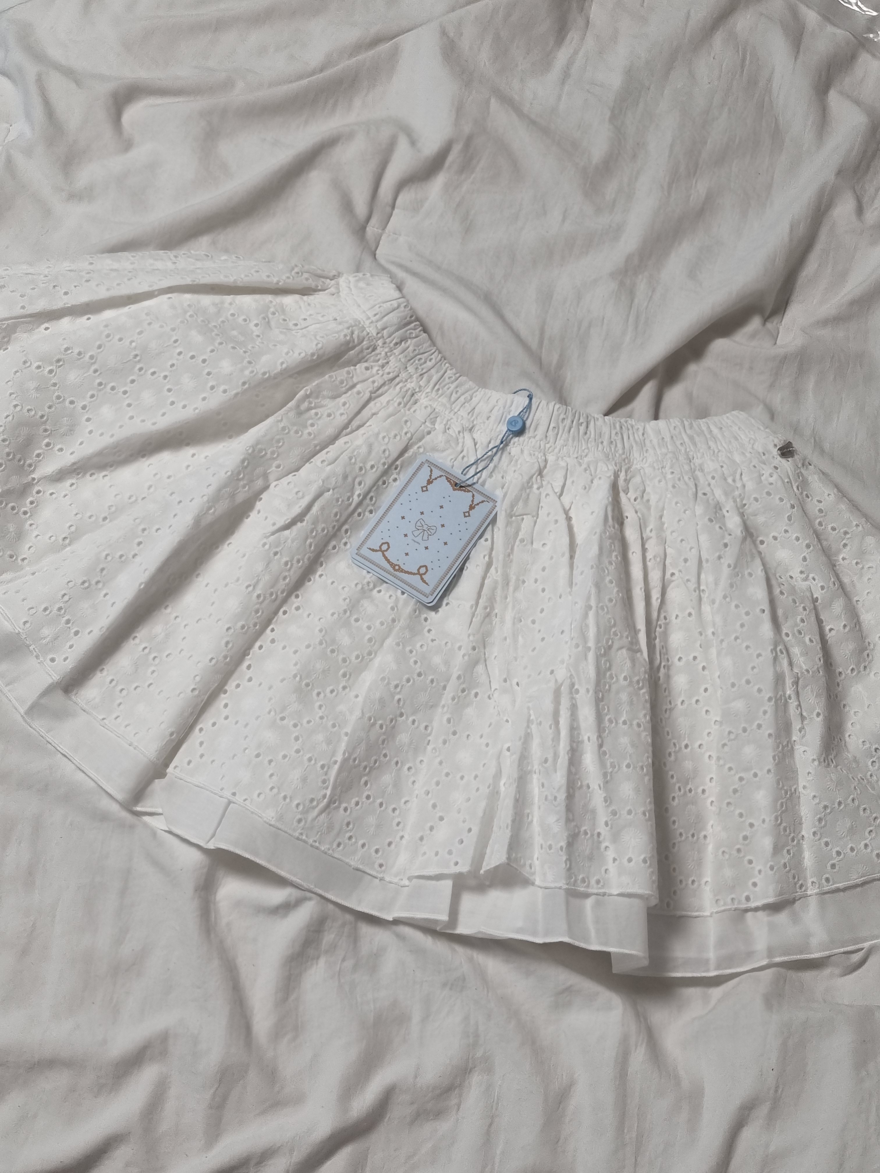 COYSEIO Flower Punching Skirt White 착용 스타일 - 3
