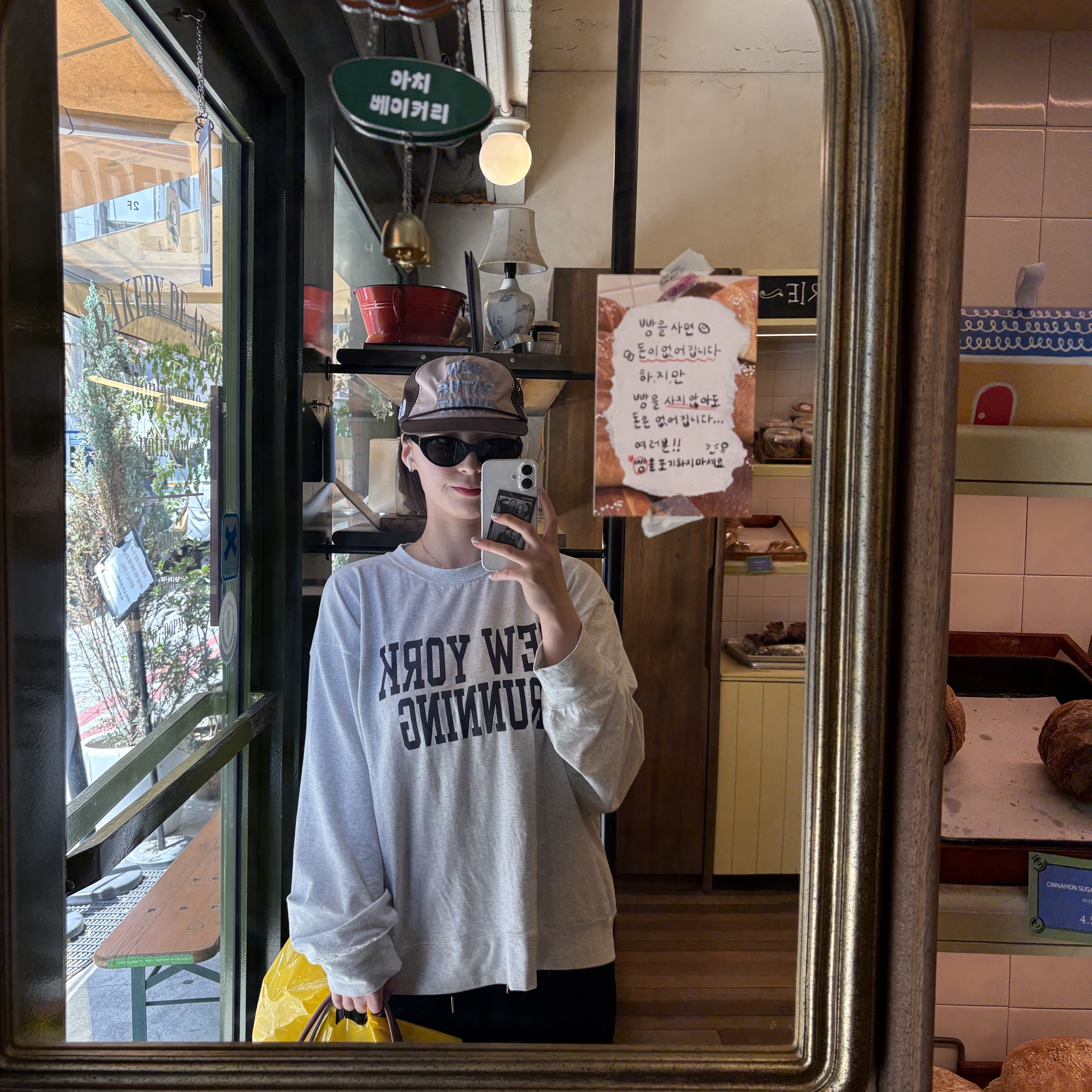 Alex Zono x Woodz New Paths Await Trucker Hat Beige, Saint Laurent SL M148 Sunglasses Black Light Gold Black 착용 스타일 - 1