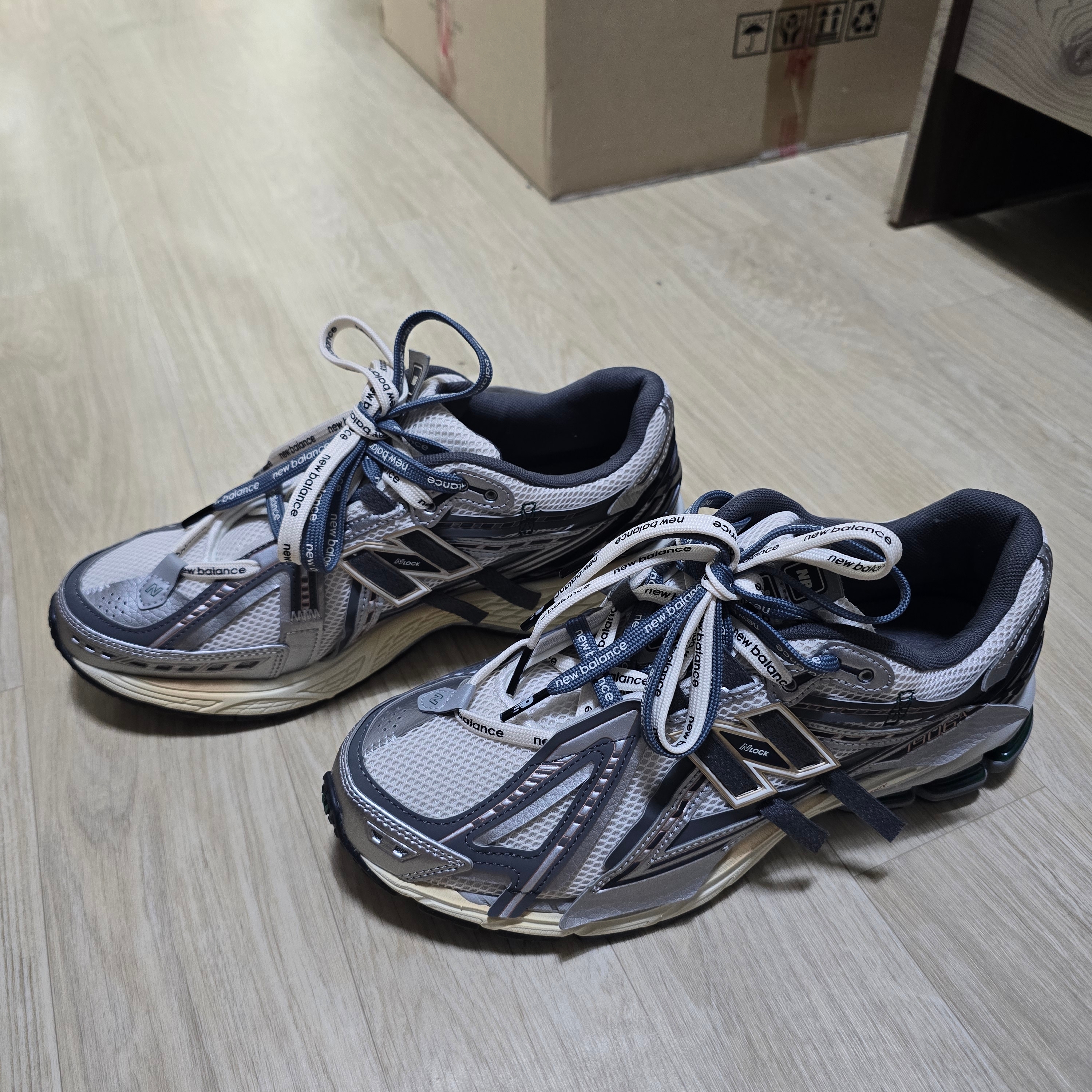 New Balance 1906A Silver Metallic Castlerock 착용 스타일 - 3