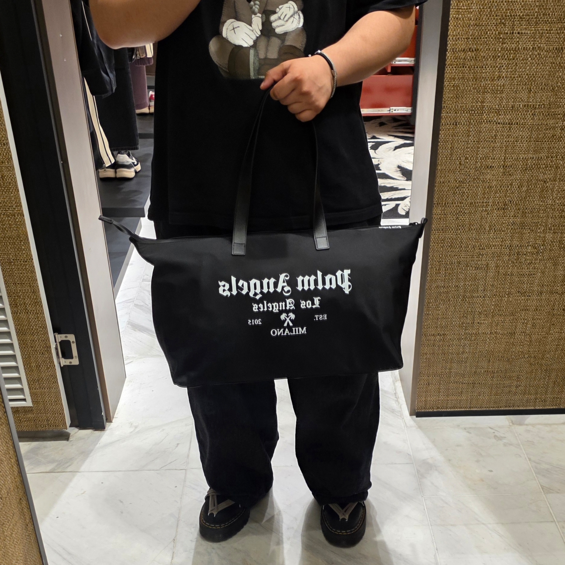 Palm Angels Milan LA Tote Bag - Black Off White, Uniqlo UT x Kaws Short Sleeve Graphic T-Shirt Black 착용 스타일 - 2