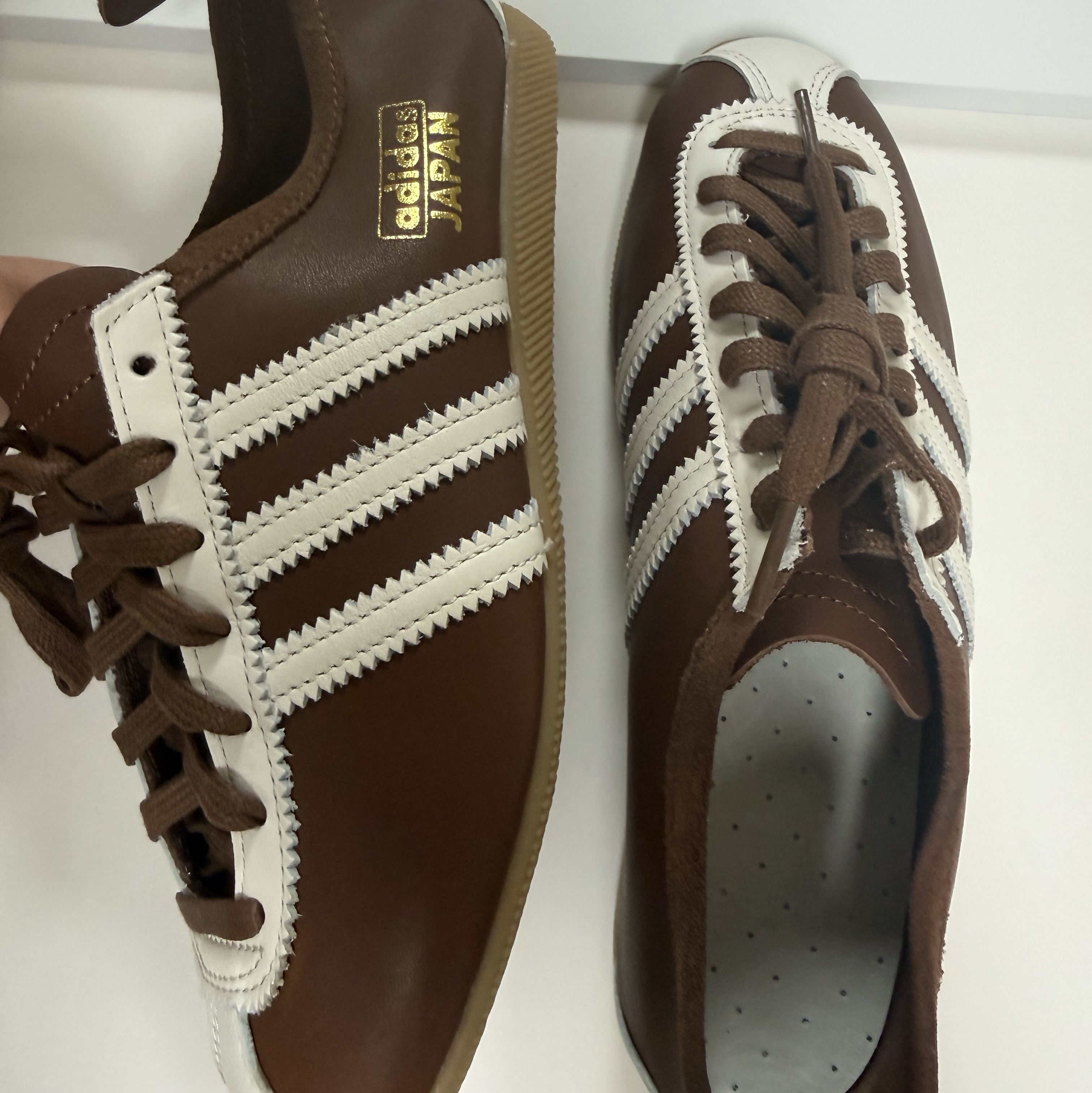 Adidas Japan Preloved Brown Cloud White, Adidas Japan Cloud White Power Red 착용 스타일 - 1
