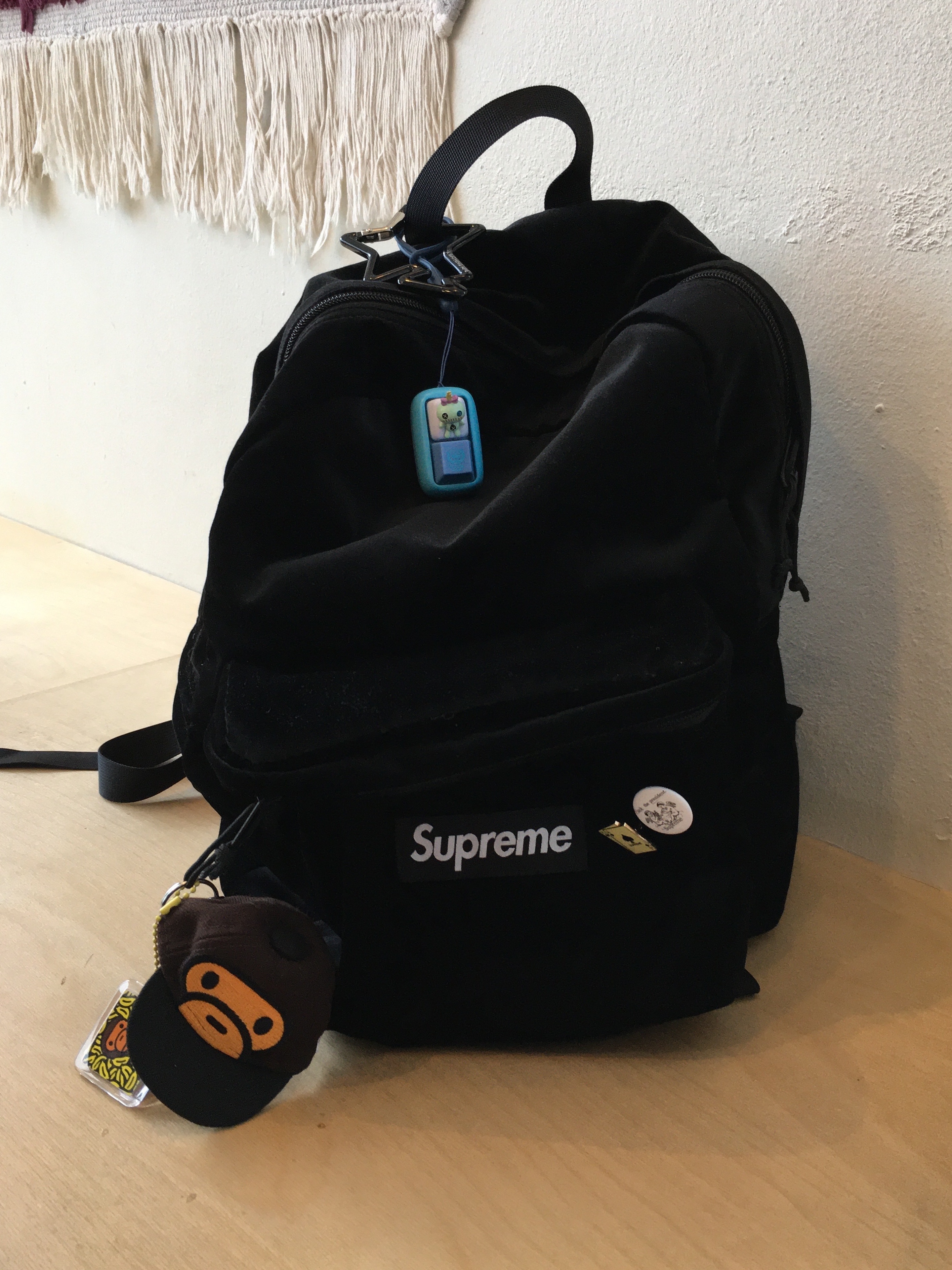 Supreme Velvet Backpack Black - 25FW, BAPE Sta Carabiner Black 착용 스타일