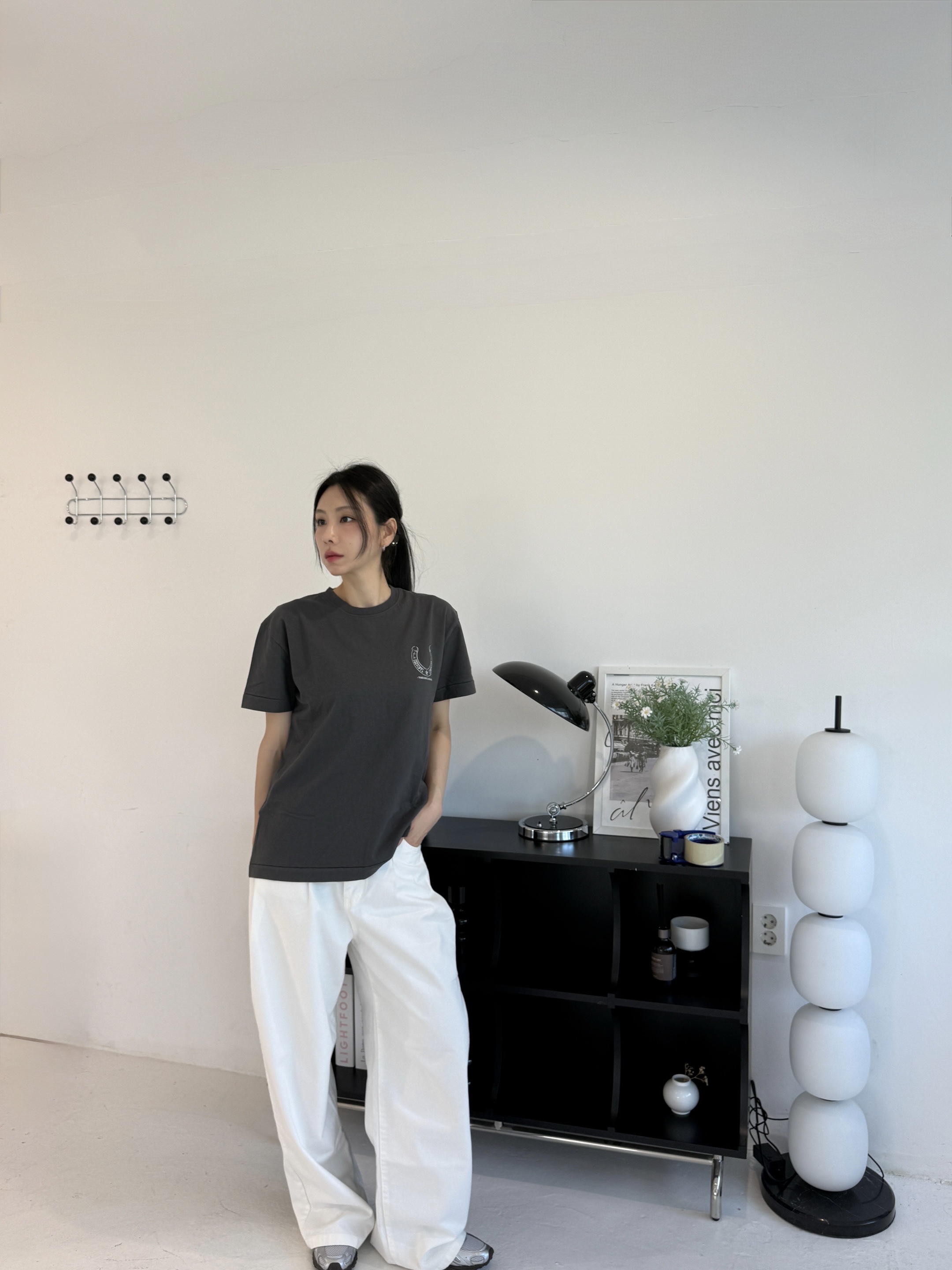 [KREAM 단독] Thevinylhouse Lucky House Tee Charcoal 착용 스타일 - 6