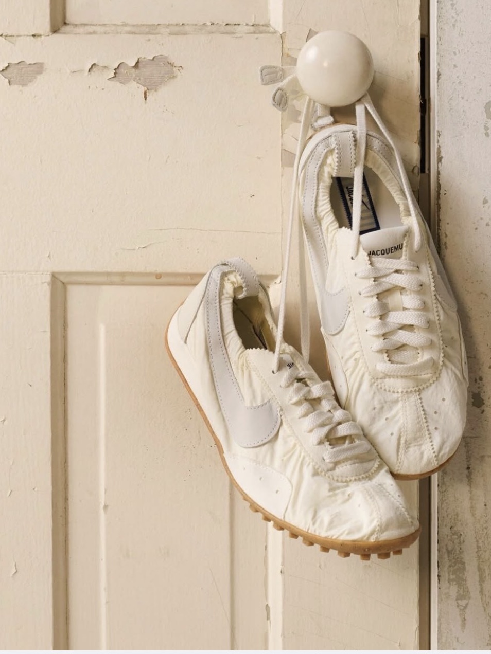 Nike x Jacquemus Moon Shoe SP Soft Pearl Sail, Nike x Jacquemus Moon Shoe SP Off Noir Cashmere 착용 스타일 - 2