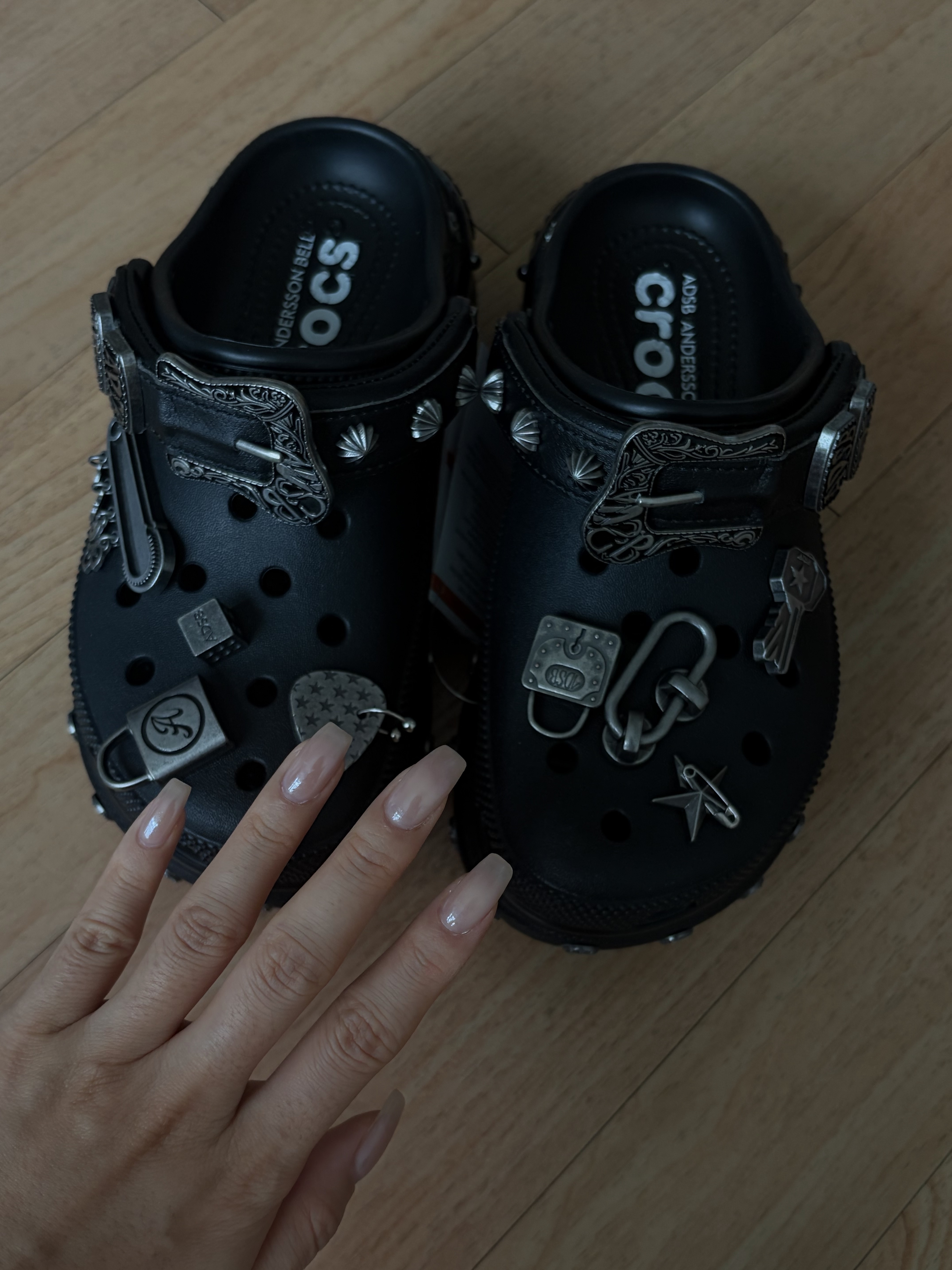 (W) Crocs x Andersson Bell Bae Clog Black 착용 스타일 - 3
