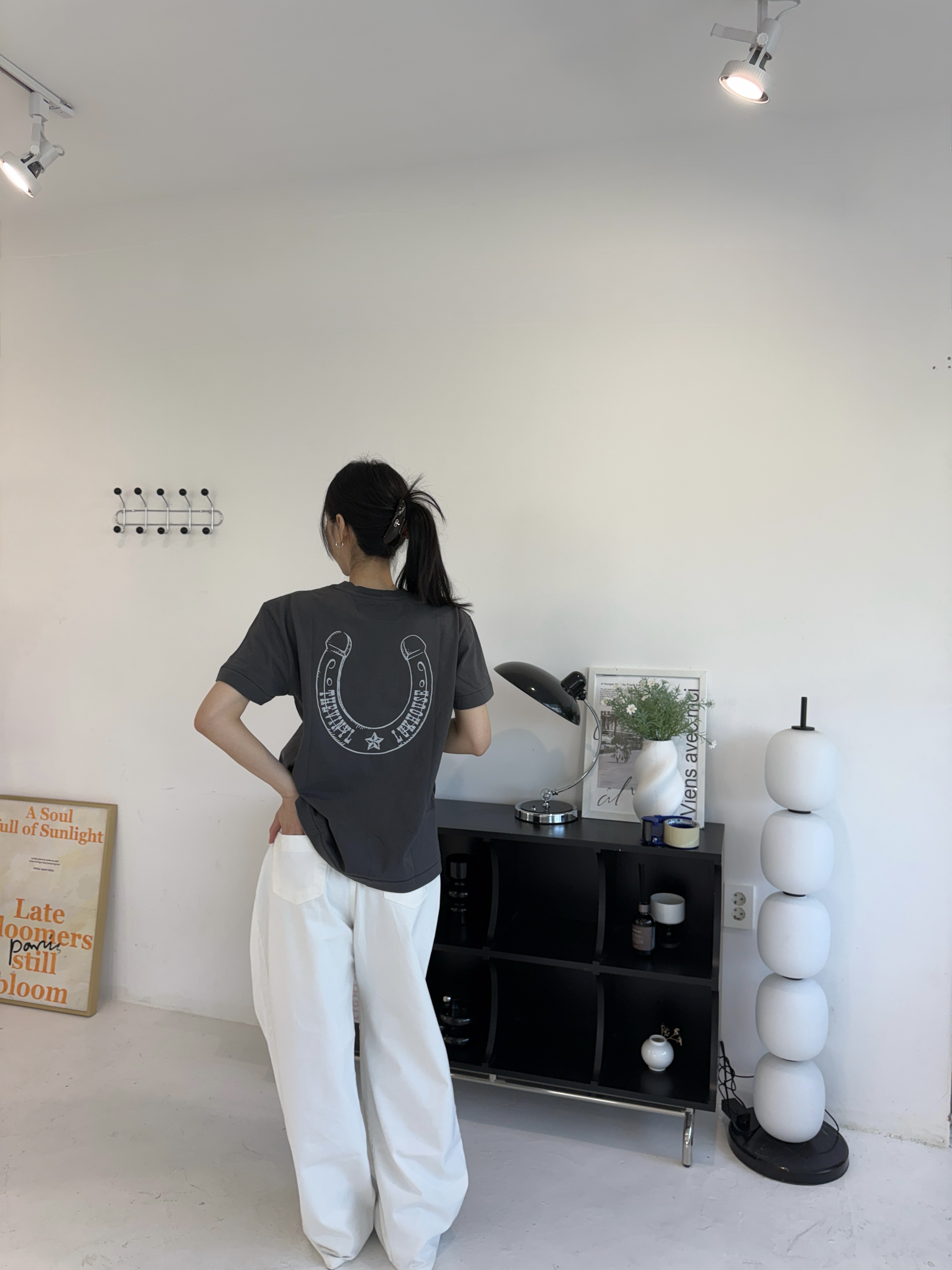 [KREAM 단독] Thevinylhouse Lucky House Tee Charcoal 착용 스타일 - 7