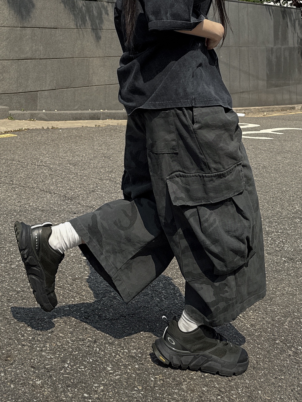 Dr. Martens Reeder Wyoming Leather Utility Shoes Black, Oakley Light Breathe Triple Black 착용 스타일 - 9