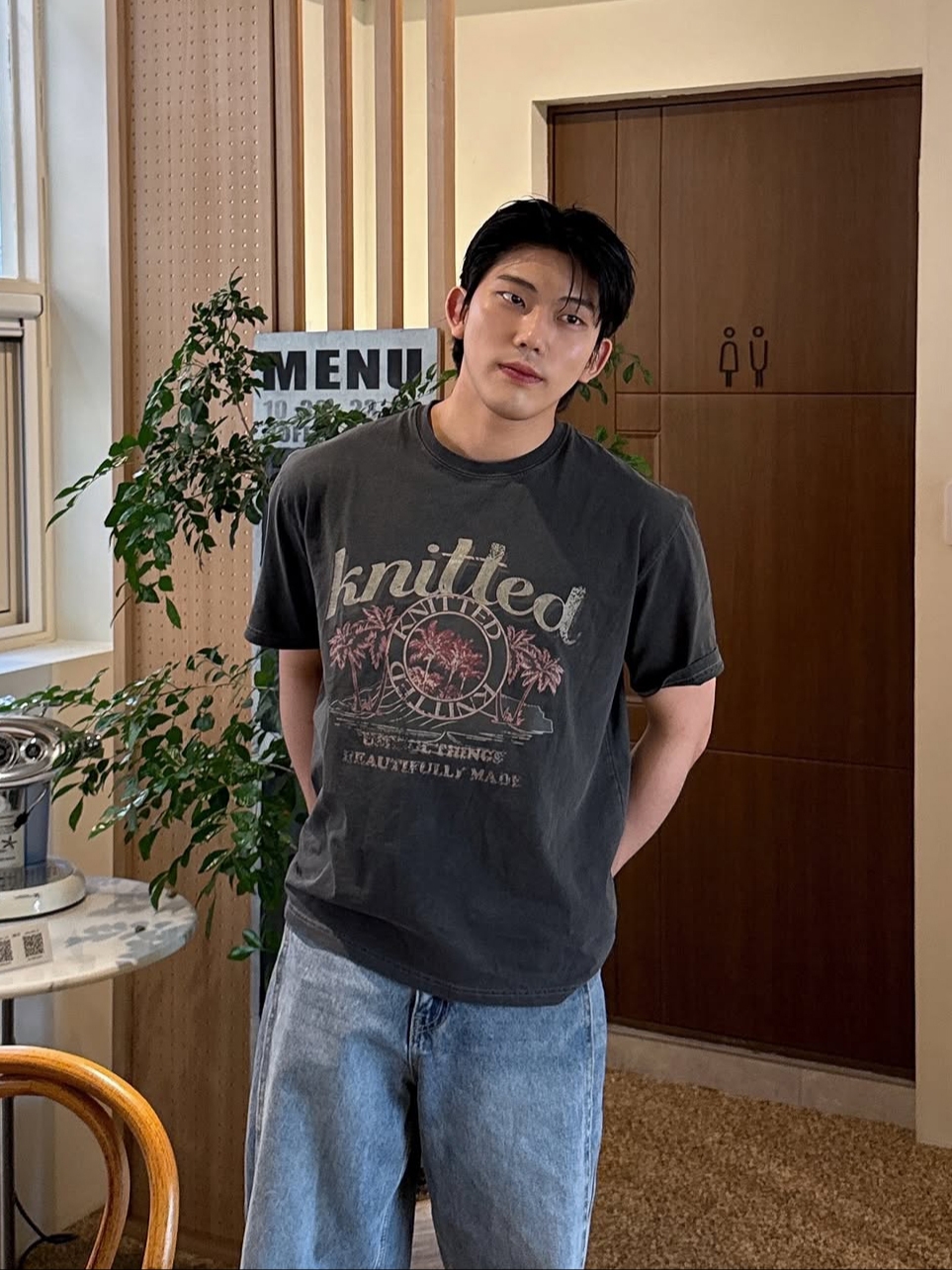 Knitted Pigment Palm Tree Graphic T-Shirt Charcoal 착용 스타일 - 2