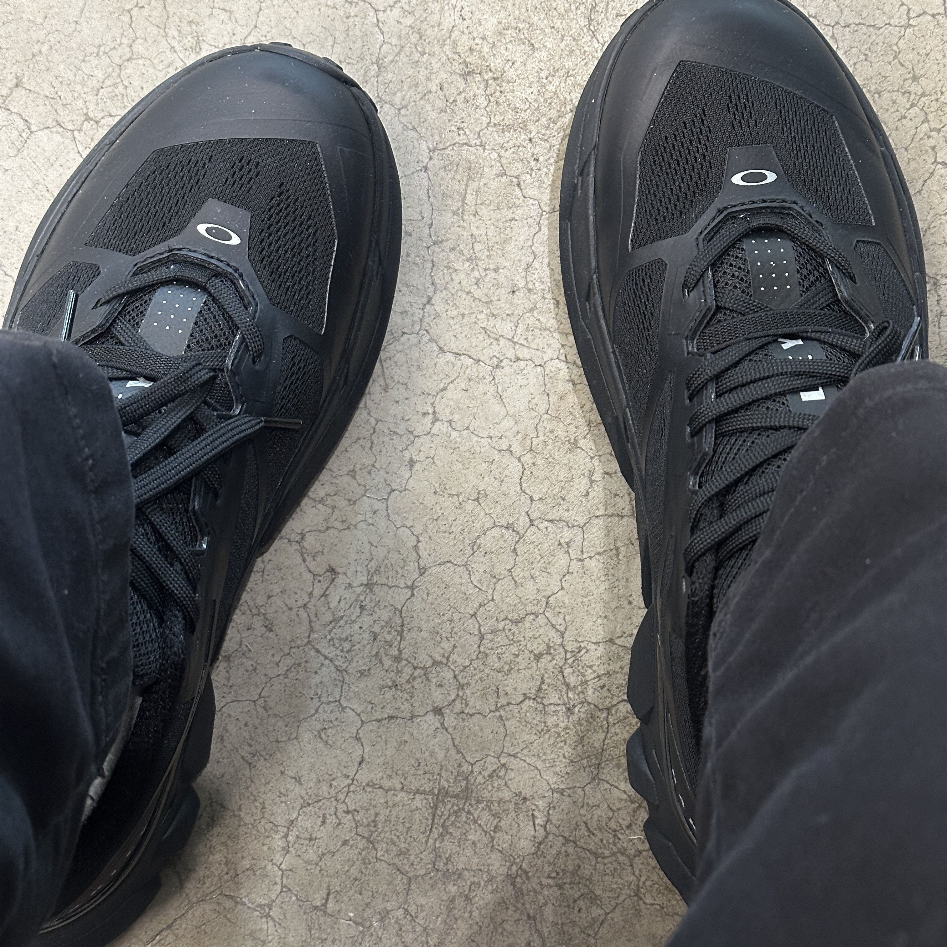 Oakley Light Breathe Triple Black 착용 스타일
