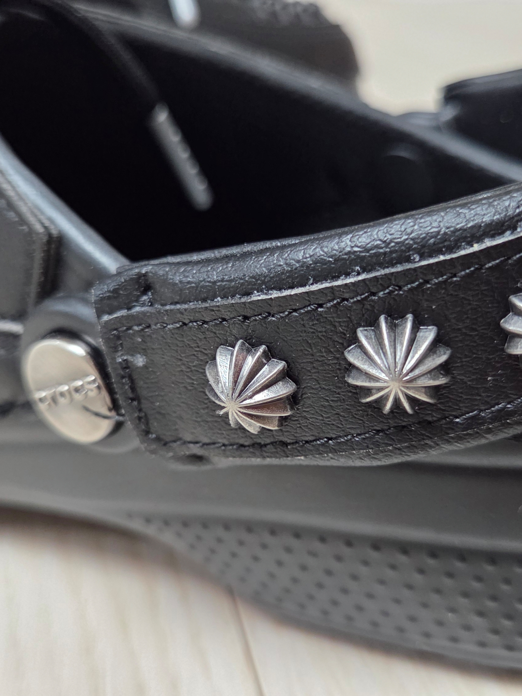 Crocs x Andersson Bell Classic Clog Black 착용 스타일 - 6
