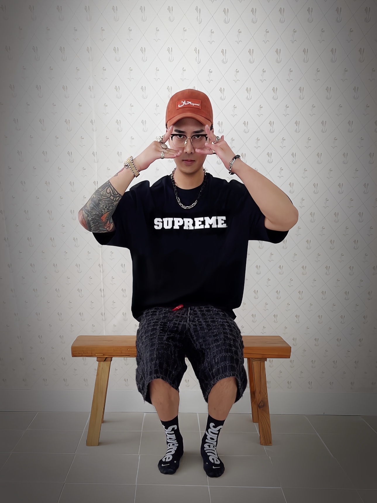 Supreme Arabic Logo Camp Cap Brick - 23FW, Supreme Collegiate Applique S/S Top Black - 25FW 착용 스타일