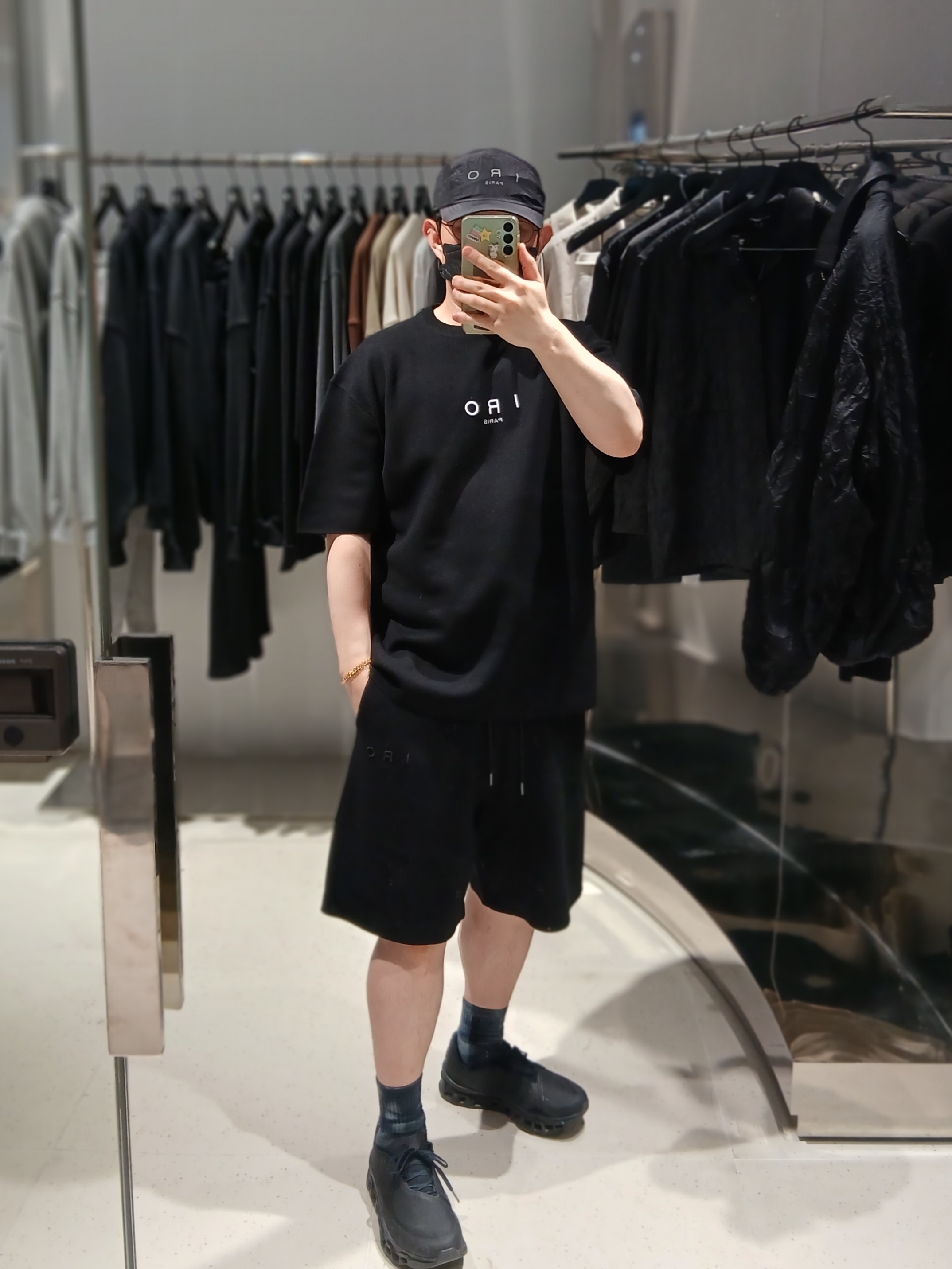 IRO Nebula Basic Logo Short-Sleeve Round-Neck Knit Black, Iro Nebulas Twisted Yarn Knit Setup Shorts Black 착용 스타일 - 5