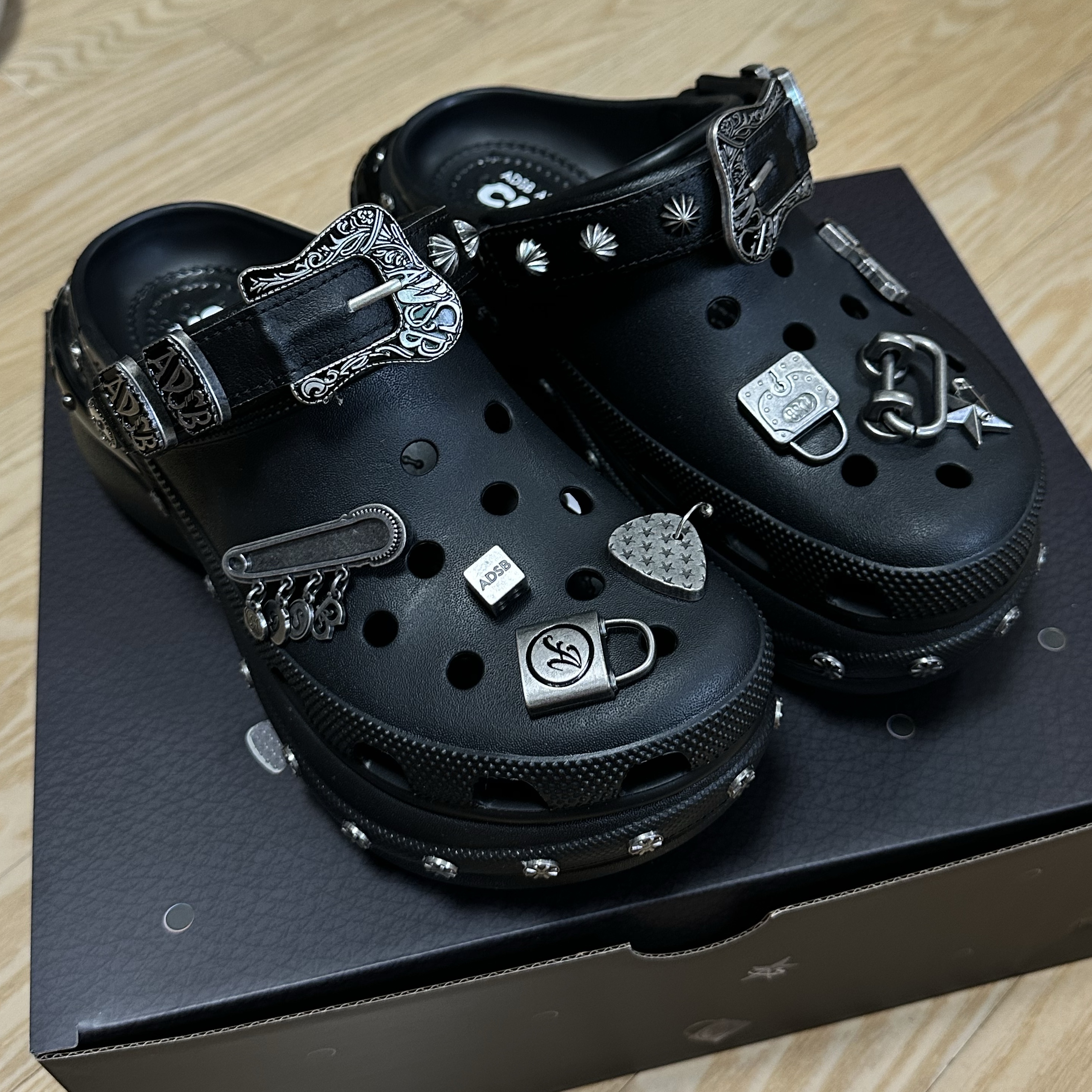 (W) Crocs x Andersson Bell Bae Clog Black 착용 스타일 - 2