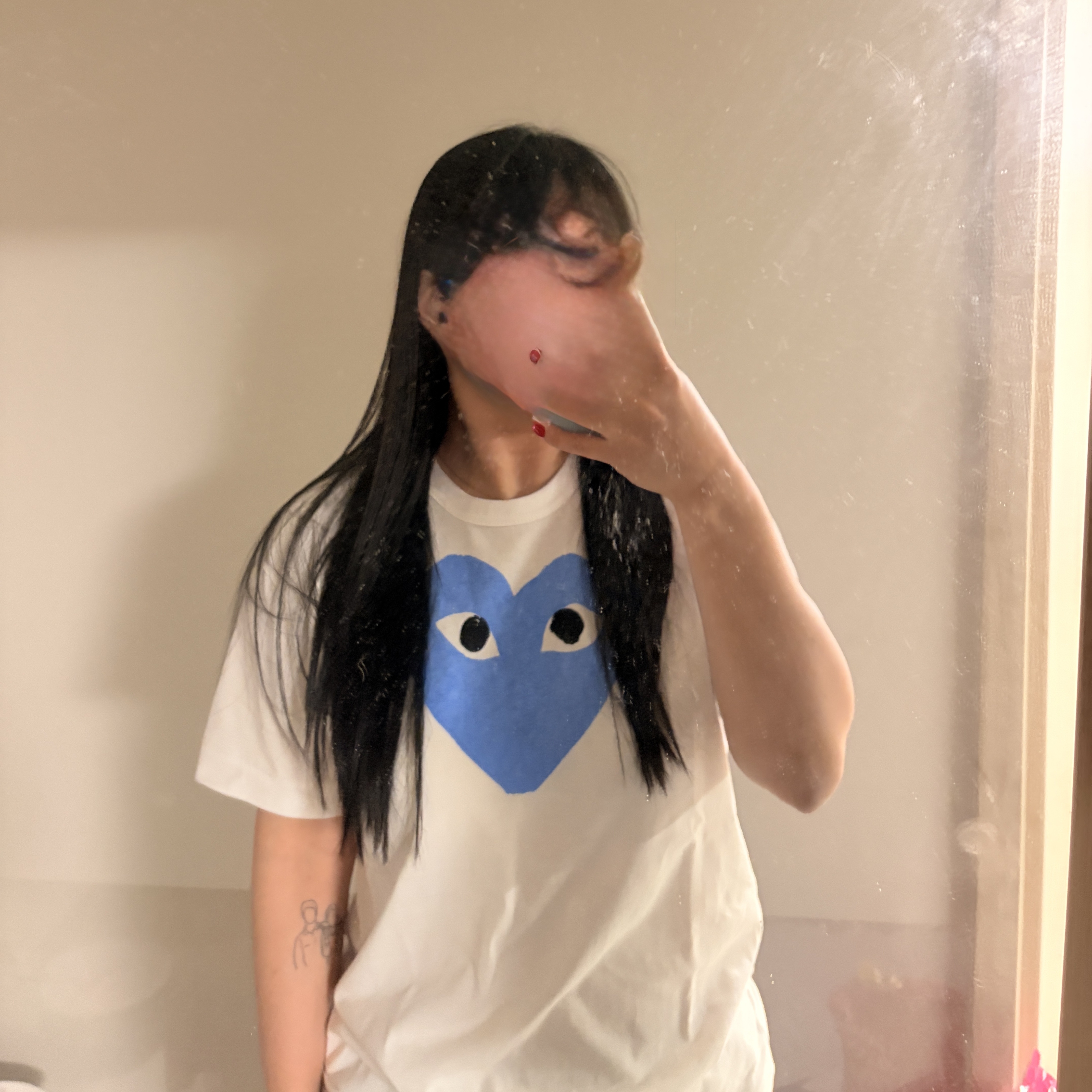 Play Comme des Garcons Red Heart Printed Blue Heart T-Shirt White 착용 스타일 - 1