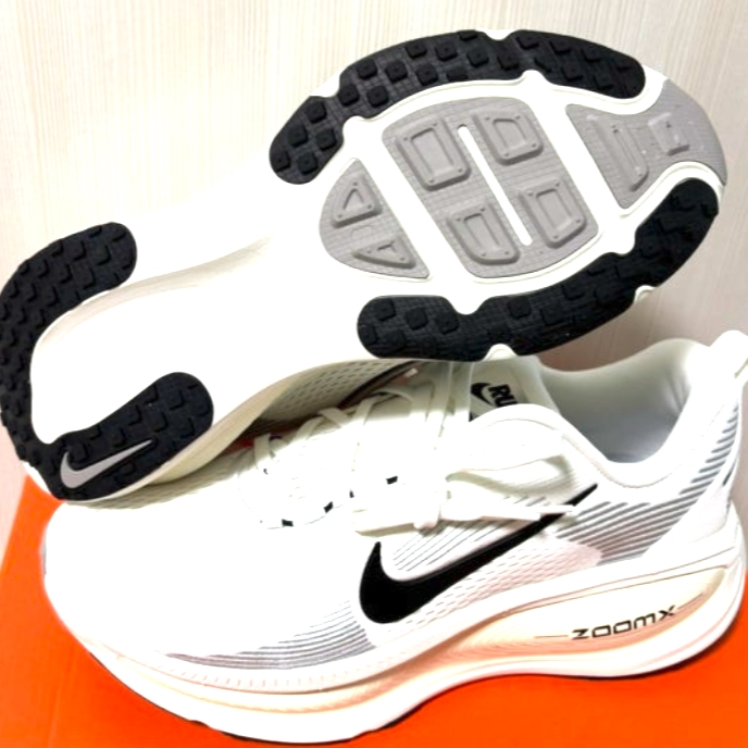Nike Vomero 18 Summit White Coconut Milk 착용 스타일