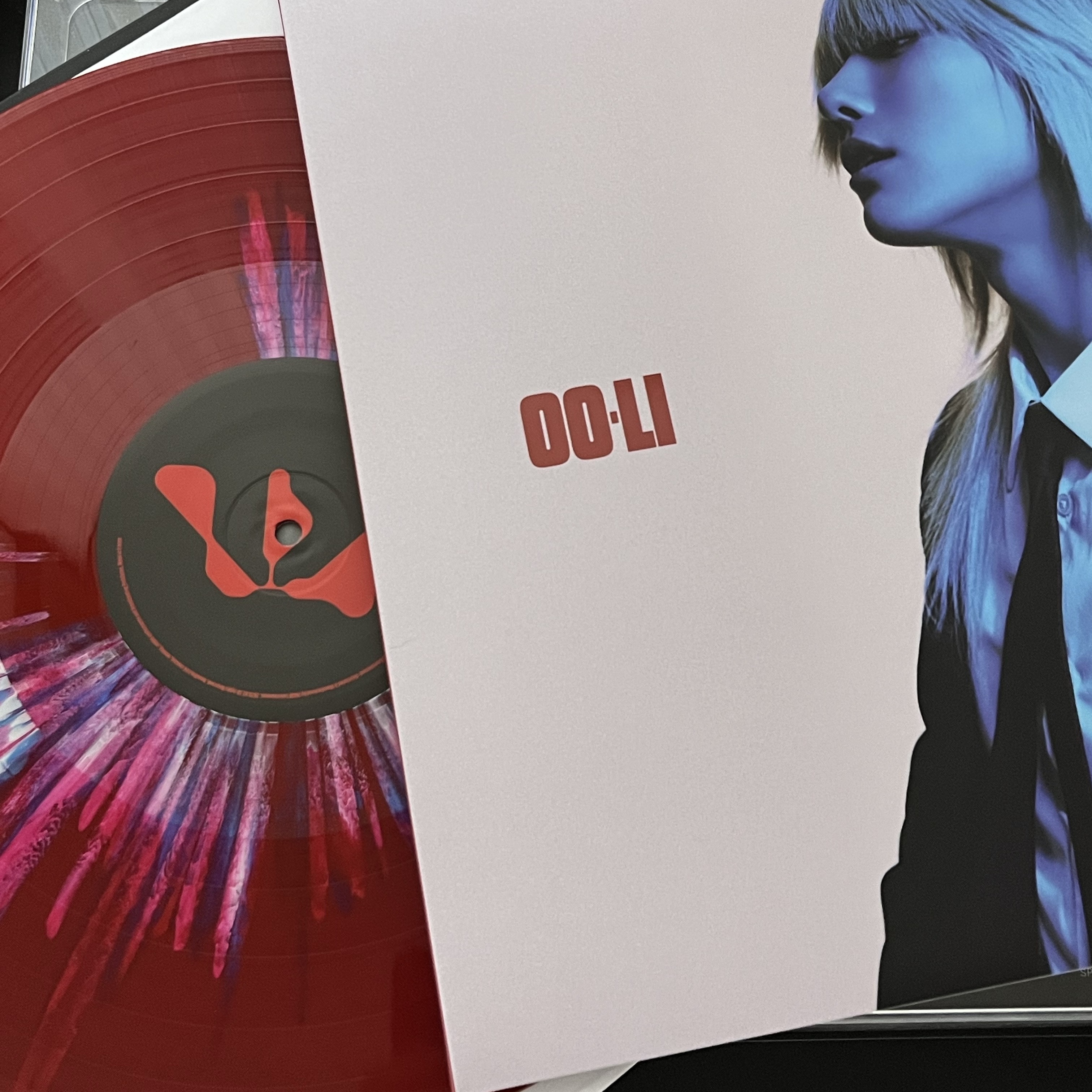Woodz OO-LI 5th Mini Album LP Red 착용 스타일