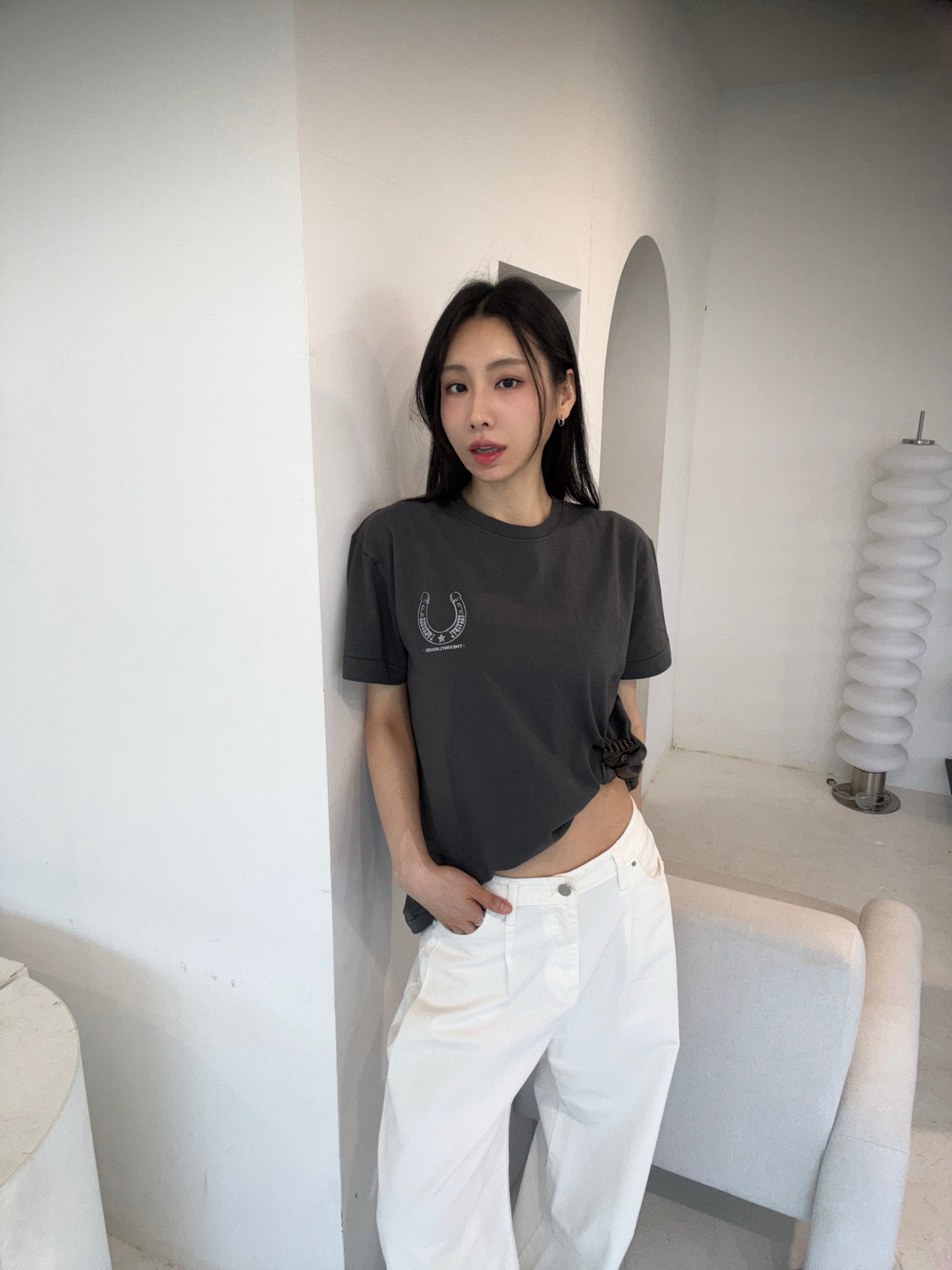 [KREAM 단독] Thevinylhouse Lucky House Tee Charcoal 착용 스타일 - 3
