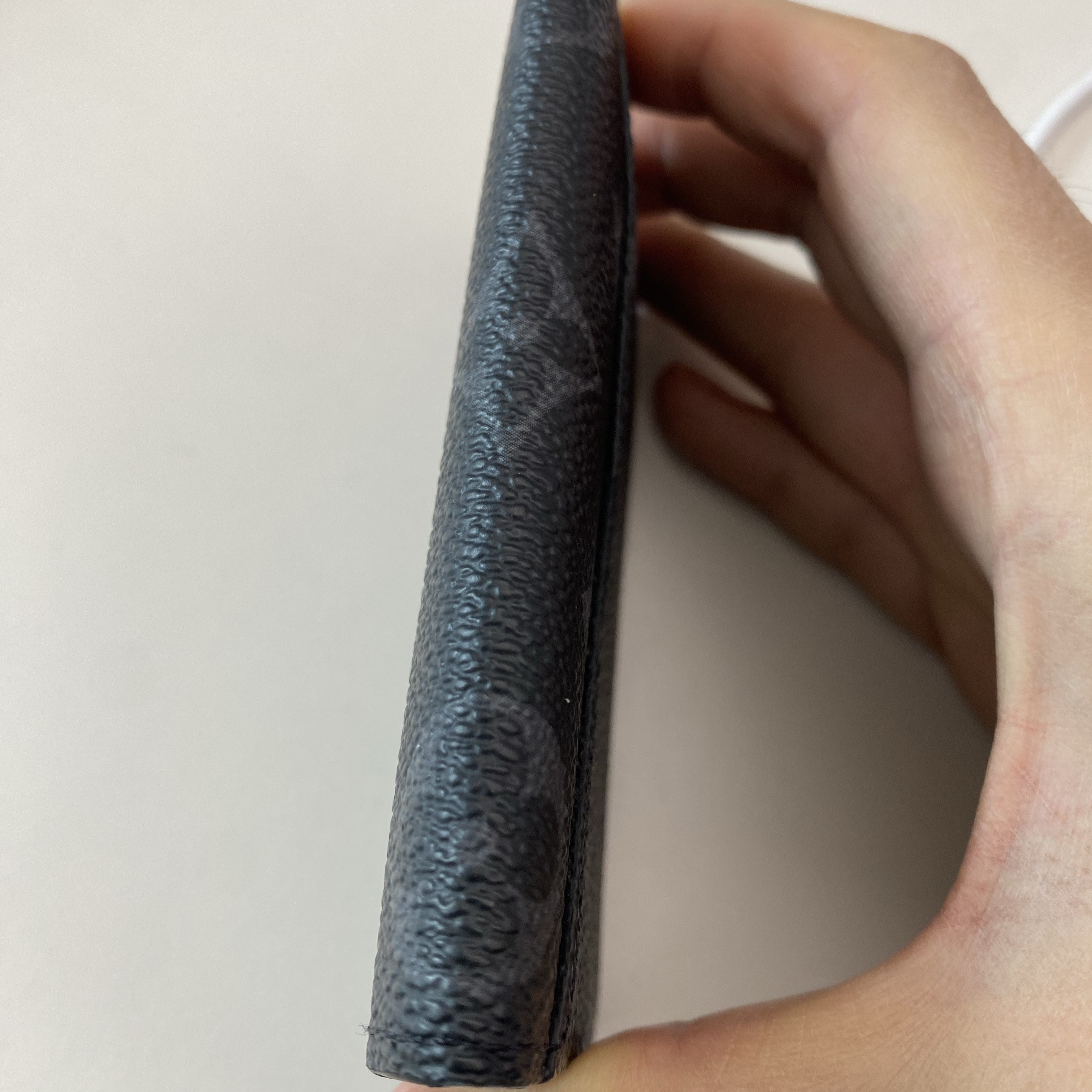 Louis Vuitton Pocket Organizer Monogram Eclipse 착용 스타일 - 2