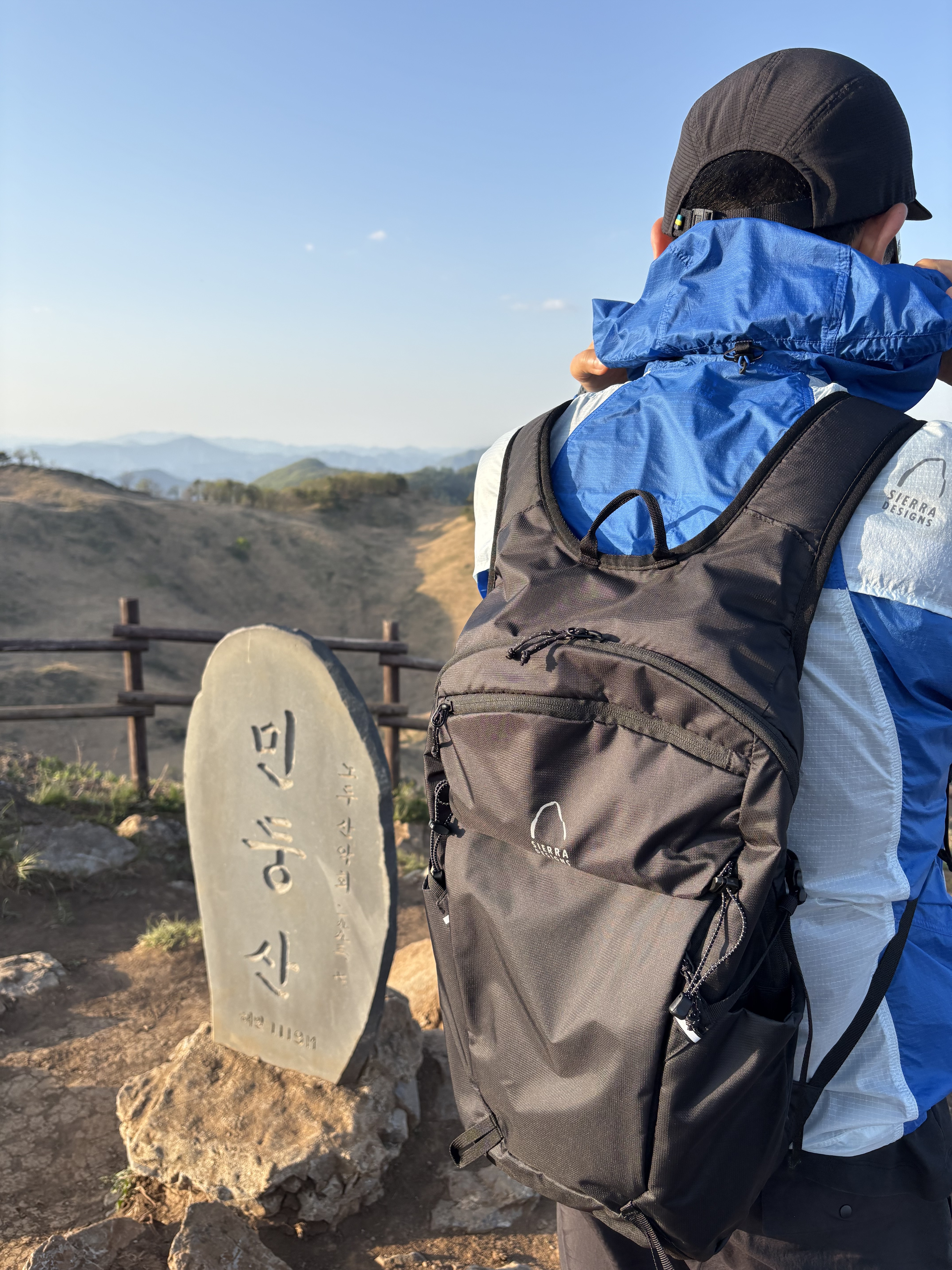 SIERRADESIGNS TENAYAPACK 25L Black, SIERRADESIGNS TENAYAPACK 25L Light Grey 착용 스타일 - 1