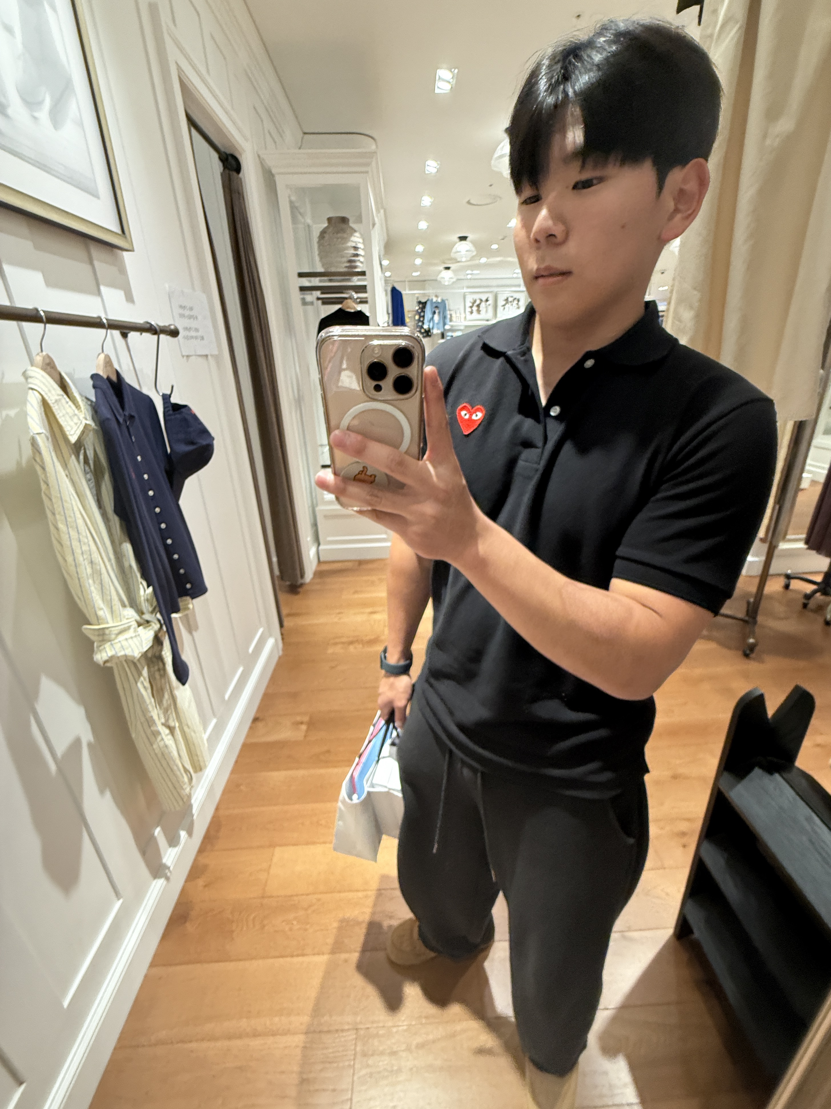 Play Comme des Garcons Red Heart Polo Shirt Black 착용 스타일 - 2